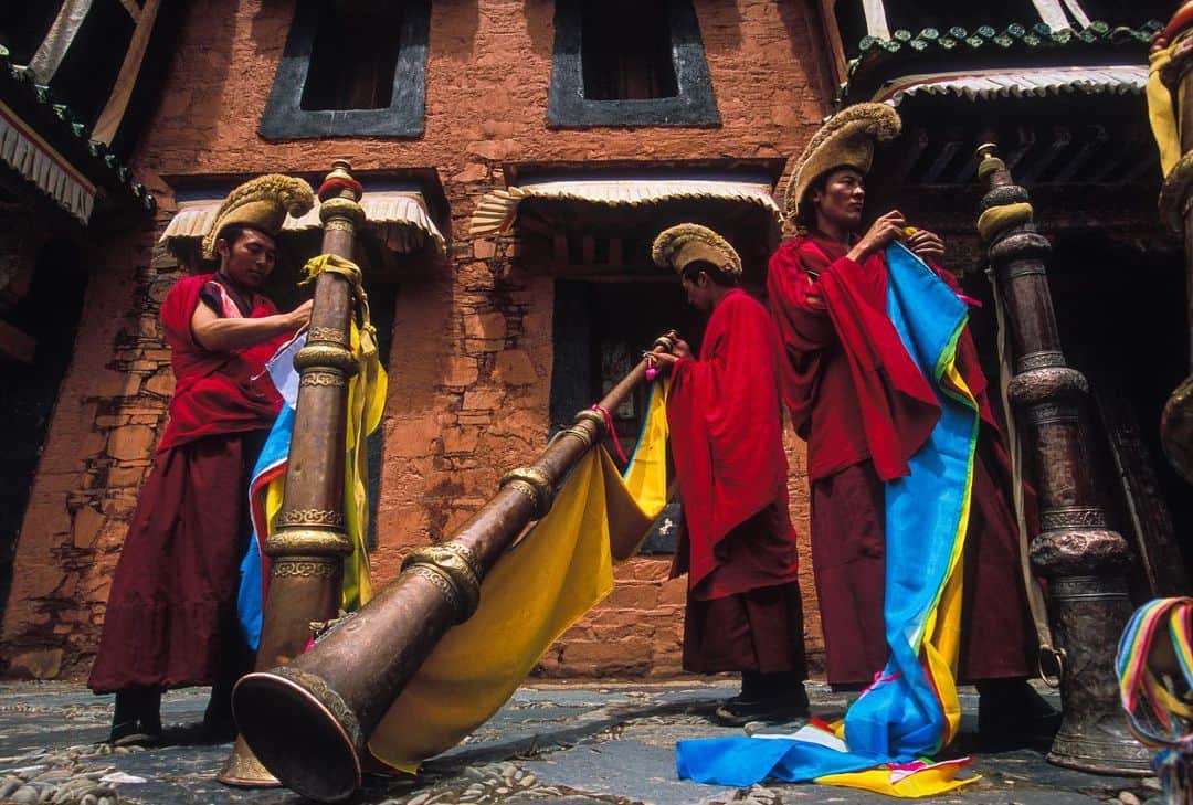 Michael Yamashitaのインスタグラム：「Practice makes perfect: February 12 marks the beginning of Losar, the Tibetan New Year. The celebration lasts for 15 days with much prayer, dance, and ceremony. In Labrang Monastery, novice monks (trapa), practice blowing the dungchen, the Tibetan long horn, used in Buddhist ceremonies and call to prayer. The sound is compared to the singing of elephants. Happy Tibetan New Year! #losar #tibetannewyear #labrangmonastery #xiahe #tibetanmusic #dungchen」