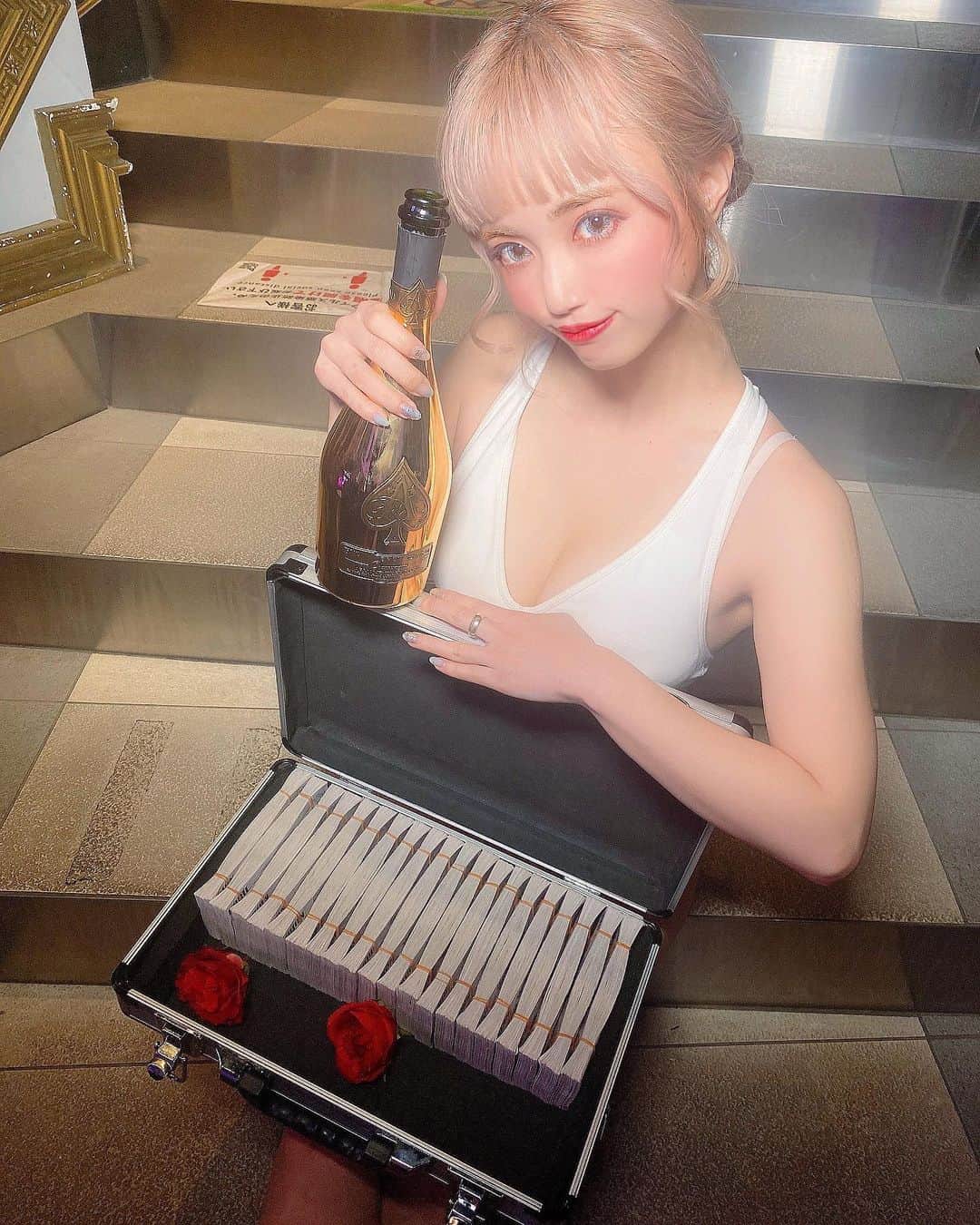 のインスタグラム：「. 2000リオンアタッシュケースとアルマンド、、😭❤️❤️❤️ わたしがバーレスクに入った時、 アタッシュを貰う人になりたいって 思ってて、それを頂けて、、 リオンが全てじゃないけど なんて幸せな日なんだろうって それにアルマンドなんて普通にエステティシャンしてた時 知らないし一生飲まないものだっただろうから 本当に嬉しいかぎりです、、😢💗 ショーでこれからもお返ししていきます🤍 ありがとうございます💝 . .  . . . . . . . . . . . . #シャンパン#アルマンド #エンタメ活動を止めない #アジア一のエンターテインメント #burlesque#burlesque lesquetokyo#バーレスク東京#ダンサー#透明少女#model#hairmake#makeup#love#ootd#fashion#instagood#instalike#instafashion#tokyo#white #오오티디‭#셀카#메이크업#머리스타그램 #お洒落さんと繋がりたい#カメラ好きな人と繋がりたい#モデル#東京」