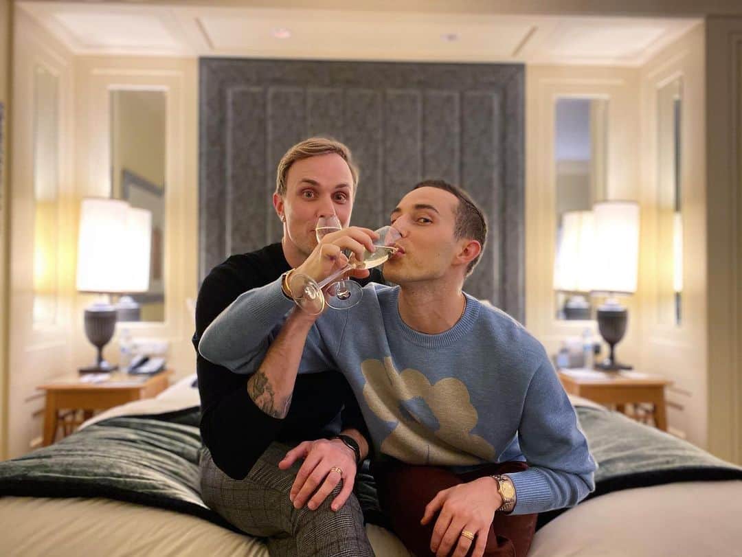 アダム・リッポンのインスタグラム：「JP and I didn’t get to see each other for almost all of 2020 because of the pandemic. When there was finally a chance for me to go and see him in Finland, I jumped at it. I was there for a little over two months. While I was there, I would tell him about five million jokes that I would want to pitch during my 5 hour zoom meetings for our NBC comedy (hi, @billy4529 and @susankittenplan ). And he would drive me into the Finnish forest where I would attempt to try and “help” him shovel snow so he could keep working on the cottage he’s building. So, in between all that and binging the entire 4 seasons of The Crown, we bought ourselves some rings and said that magic word.. “duh!” We got ~*engaged*~ 🥂❤️」