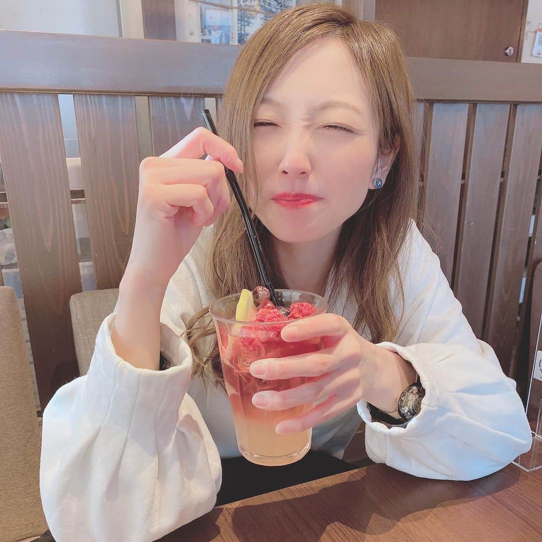 松井さやかさんのインスタグラム写真 - (松井さやかInstagram)「#瓦カフェ  ベリーレモネードが酸っぱくて美味しかった🍓🍋🍸  #カフェ #かふぇすたぐらむ  #渋谷 #美味しい」2月11日 3時13分 - matsui_sayaka