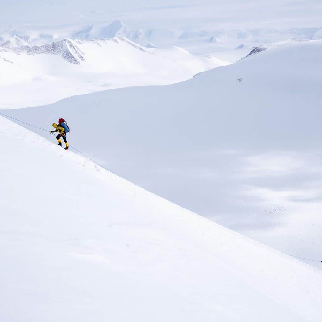 マーモットのインスタグラム：「"On day five, temperatures hit -40 degrees C with wind chill, by far the coldest I’ve ever felt. Stopping to eat or drink is unappealing when you have to fight to stay warm with constant motion." - Endurance Athlete @roxymtngrl  Click the link in the bio to read the full three part series of Roxy's expedition to Antarctica to complete the Seven Summits!  #sevensummits   Photo: @tedhesser」