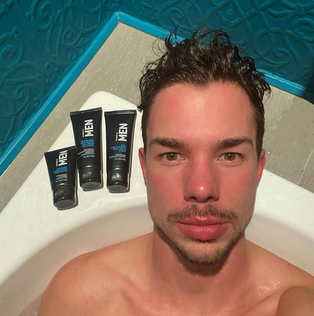 ヨリック・ヘンドリックスのインスタグラム：「A long warm bath after a cold day on the ice! ❄️ Paying some extra attention to my skin with the new skincare products from @iciparisxlbe! Great valentines gift 🎁 check them out! #iciparisxlmenskincare #iciparisxlexclusive #ad」