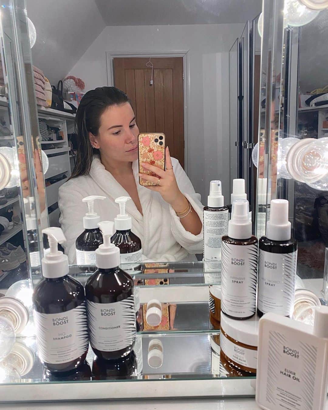 ジョージア・コウソウロウのインスタグラム：「Hey girls so being in lockdown I have been doing my research & making the most of self-love while I have time 🤣I have started using the @bondiboost hair growth range after seeing so many people using their product & I love it .. It’s made of stimulating ingredients that help boost your hair growth making your hair healthier ✨✨! #bondiboost #boostyourroots #ad」