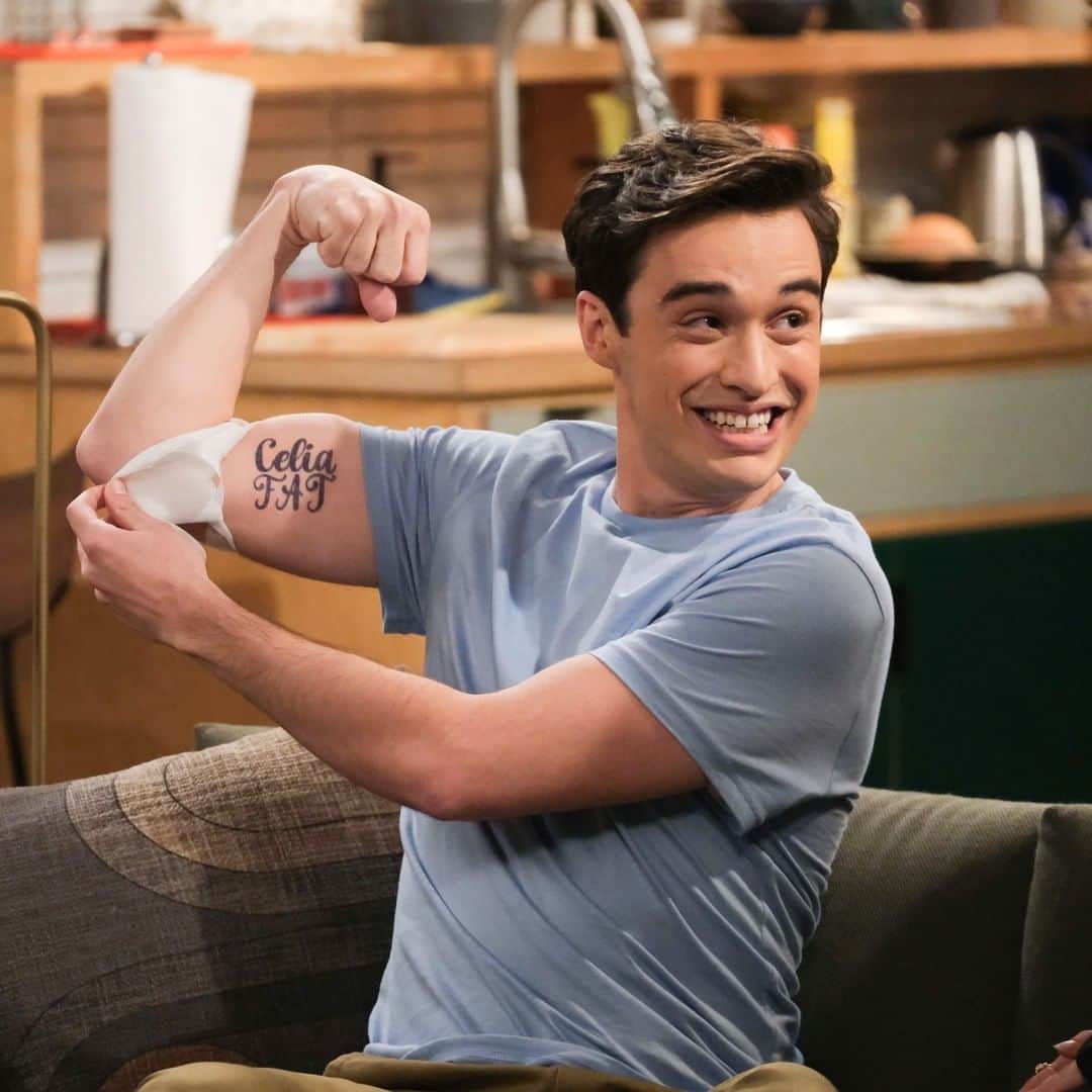 アメリカン・ブロードキャスティング・カンパニーのインスタグラム：「What a fan-TAT-stic surprise 🥴 Don't miss @CallYourMotherABC TONIGHT at 9:30|8:30c!」