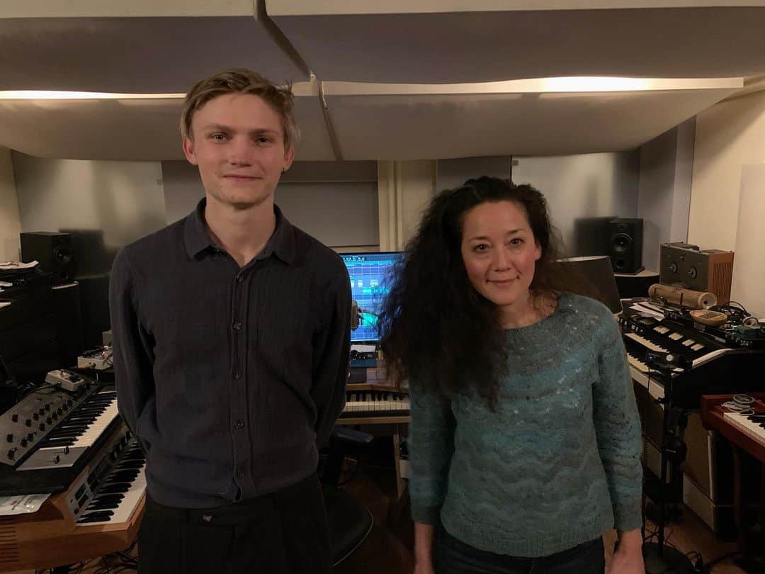 ウルリック・マンターのインスタグラム：「As some of you may have guessed, I’m releasing a new song this Friday. Here’s a pic with me and Maia Hirasawa. She’s the best.」