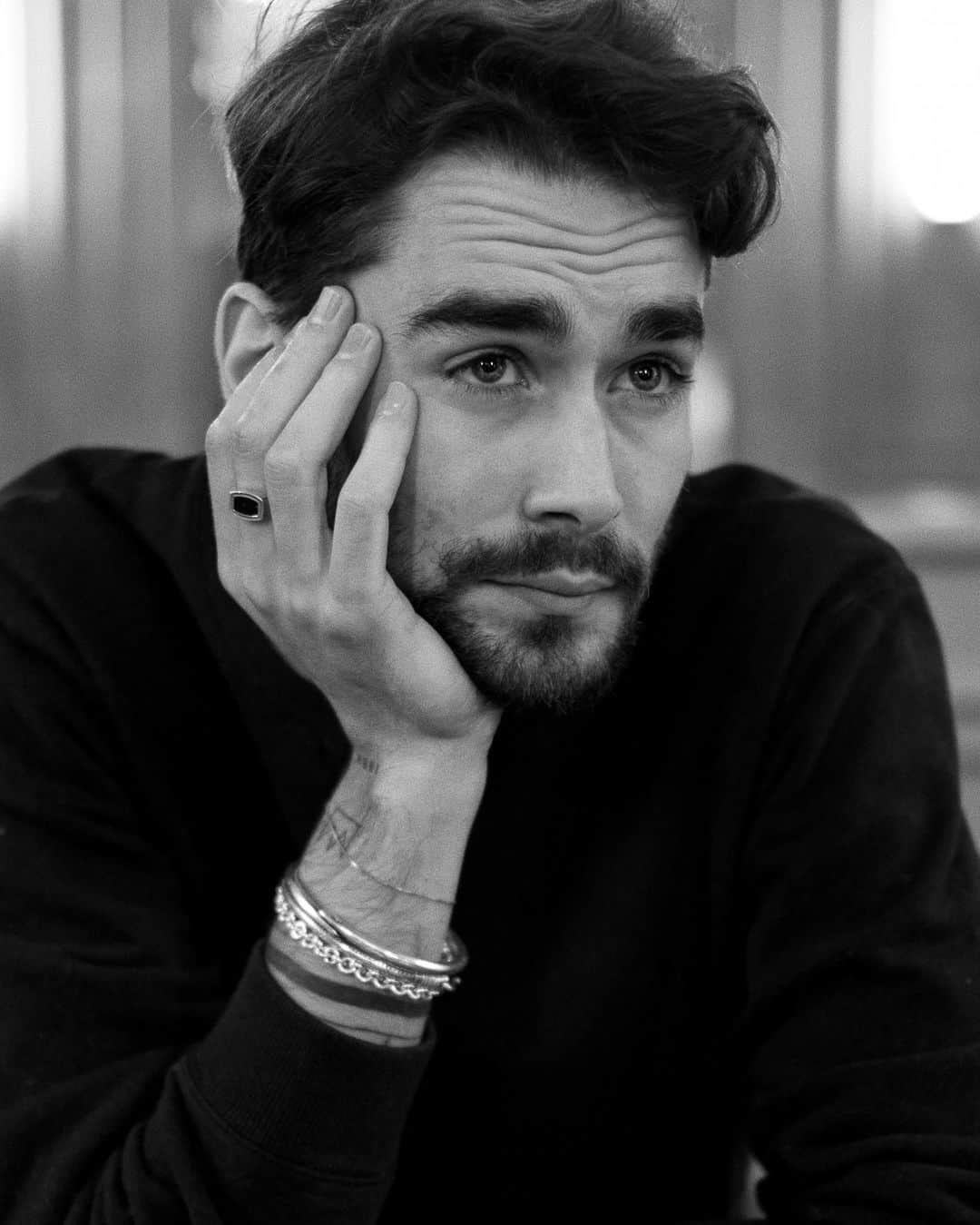 NICOLAS SIMOESのインスタグラム：「Lost in my thoughts 💭 wearing @glamira_diamonds #ring ✨ * #glamira #glamiradiamonds #menstyle」