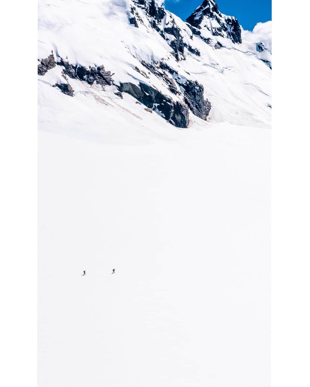 マイケル・ドーソンのインスタグラム：「Feeling small.   There’s a pretty epic feeling heading into the mountains that reminds you how small you are the grandeur of the world 🗺 🏔   #explore #explorenz #nzmustdo #nzphotographer #nzphotography #nzsummer #2021」