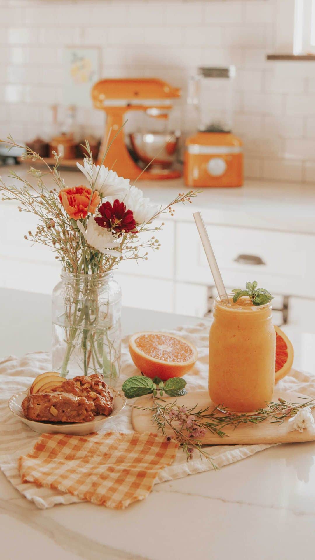 W E Y L I Eのインスタグラム：「IGTV’s are fun…should I do more?! I recently received these amazing new products in the @KitchenAidUSA 2021 Color of the Year, Honey, and I’m in LOVE! #KitchenAidAmbassador I love the warmth it adds to my kitchen and you know how much I live for golden hues! So so excited for this color!   Sophie and I used to love going out for sweets and smoothie runs, but since we haven’t done that in a while, I decided to do some baking and send her some sweets in honor of the new Honey color! Both of these recipes are made with healthy ingredients! Let me know if you try them out by using #MakeItTogether!  Recipes linked here: Honey Peach Scones - (http://bit.ly/HoneyPeachScones)  Honey Turmeric Smoothie - (http://bit.ly/HoneyTurmericSmoothie)」