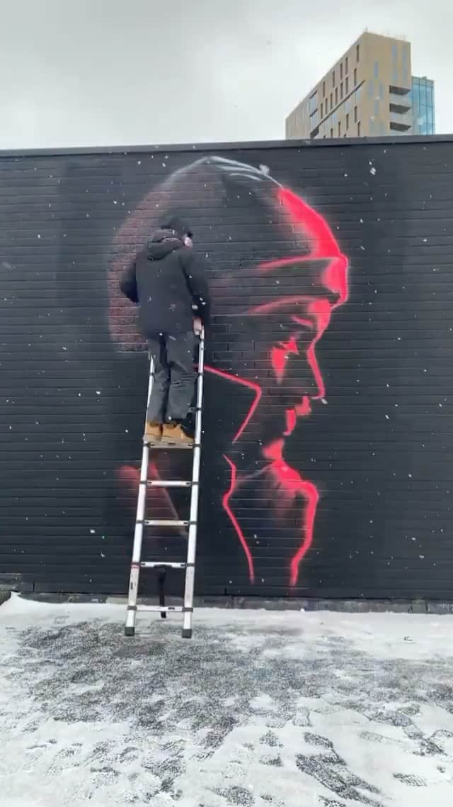 Art Collective Magazineのインスタグラム：「@davidspeeduk painting in the snow, turned out so good dude ❄️  Give him a follow for more! #artnerdsupport #artnerd #artcollective #winterwonderland #snow #mural」