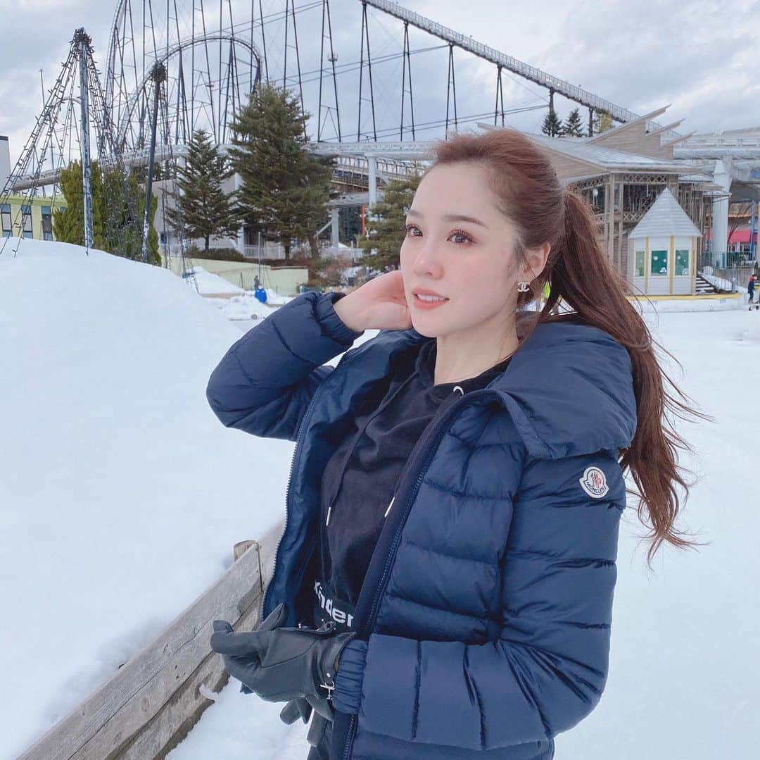石田安奈のインスタグラム：「久々にスケートした❤️ 小さい頃の夢はフィギュアスケート🛼だったからガチにやってたけど今はゆる〜く滑る事しかできません🤣  #アイススケート　#スケート　＃富士　＃冬　#フィギュアスケート#HERMES ＃CHANEL #モンクレール」