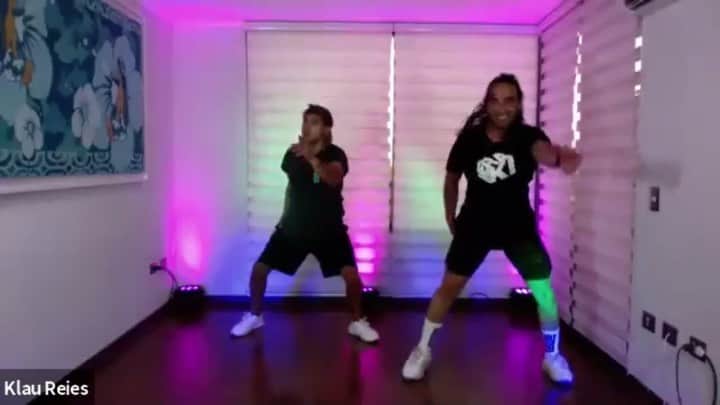 クラウディオ・リースのインスタグラム：「#parabens de @pabllovittar  Bailada por @crisantivil y yo jajaja 😜   A quién más le gusta esta canción??   Coreografía de @klaudioreies me 🎈  La quieren en YouTube??   Muy poco de Brasil en #salsation no??   O.....   Si la bailamos con @franciniamaral ???  Opinen!!!!! 🚨   #klaudioreies #dance #fit #brasil #pabllovittar   CLASE ONLINE DE HOY !!!」