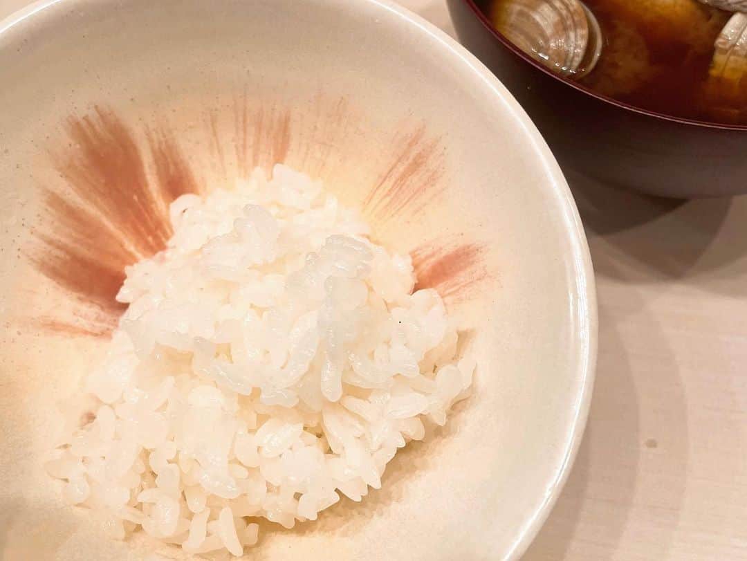 熊澤枝里子さんのインスタグラム写真 - (熊澤枝里子Instagram)「最近は魚が多めな毎日です🐟 ふるさと納税で届いた大好きな棚田米「蕨野」が美味しすぎて、毎日お茶碗3杯おかわりしてしまって大変🍚❤️ 美味しいお米はお米がメインディッシュになるほど美味しい。 綺麗な水で減農薬で作られているからこその、この美味しさなのだなぁとしみじみ食して伝わってくる。 #おうちごはん #棚田米蕨野」2月11日 14時27分 - kumazawa_eriko
