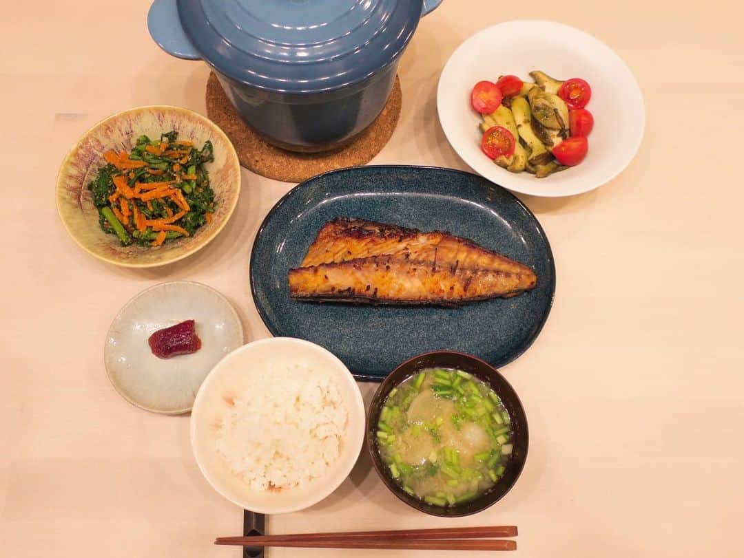 熊澤枝里子さんのインスタグラム写真 - (熊澤枝里子Instagram)「最近は魚が多めな毎日です🐟 ふるさと納税で届いた大好きな棚田米「蕨野」が美味しすぎて、毎日お茶碗3杯おかわりしてしまって大変🍚❤️ 美味しいお米はお米がメインディッシュになるほど美味しい。 綺麗な水で減農薬で作られているからこその、この美味しさなのだなぁとしみじみ食して伝わってくる。 #おうちごはん #棚田米蕨野」2月11日 14時27分 - kumazawa_eriko