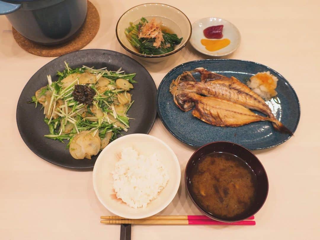 熊澤枝里子のインスタグラム：「最近は魚が多めな毎日です🐟 ふるさと納税で届いた大好きな棚田米「蕨野」が美味しすぎて、毎日お茶碗3杯おかわりしてしまって大変🍚❤️ 美味しいお米はお米がメインディッシュになるほど美味しい。 綺麗な水で減農薬で作られているからこその、この美味しさなのだなぁとしみじみ食して伝わってくる。 #おうちごはん #棚田米蕨野」
