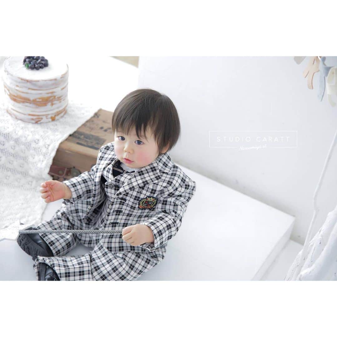 のインスタグラム：「⇨ #kids_japan_ootd ☺︎♩*＊ . . お誕生日おめでとう🎂✨ . . . .  #スタジオキャラット奈良大宮通り店 #奈良フォトスタジオ #カメラ#スタジオ#ベビーフォト#キッズフォト#キッズスタジオ#七五三#100日祝い#お宮参りフォト #マタニティ #成人式 #753#photostudio#camera#photographer #l4l#キッズコーデ#スタジオキャラット#フォトスタジオ#写真館#奈良#奈良フォトスタジオ #写真好きな人と繋がりたい#ファインダー越しの私の世界#キッズファッション#カジュアルフォト#おしゃれフォト#自然光撮影 #自然光スタジオ」