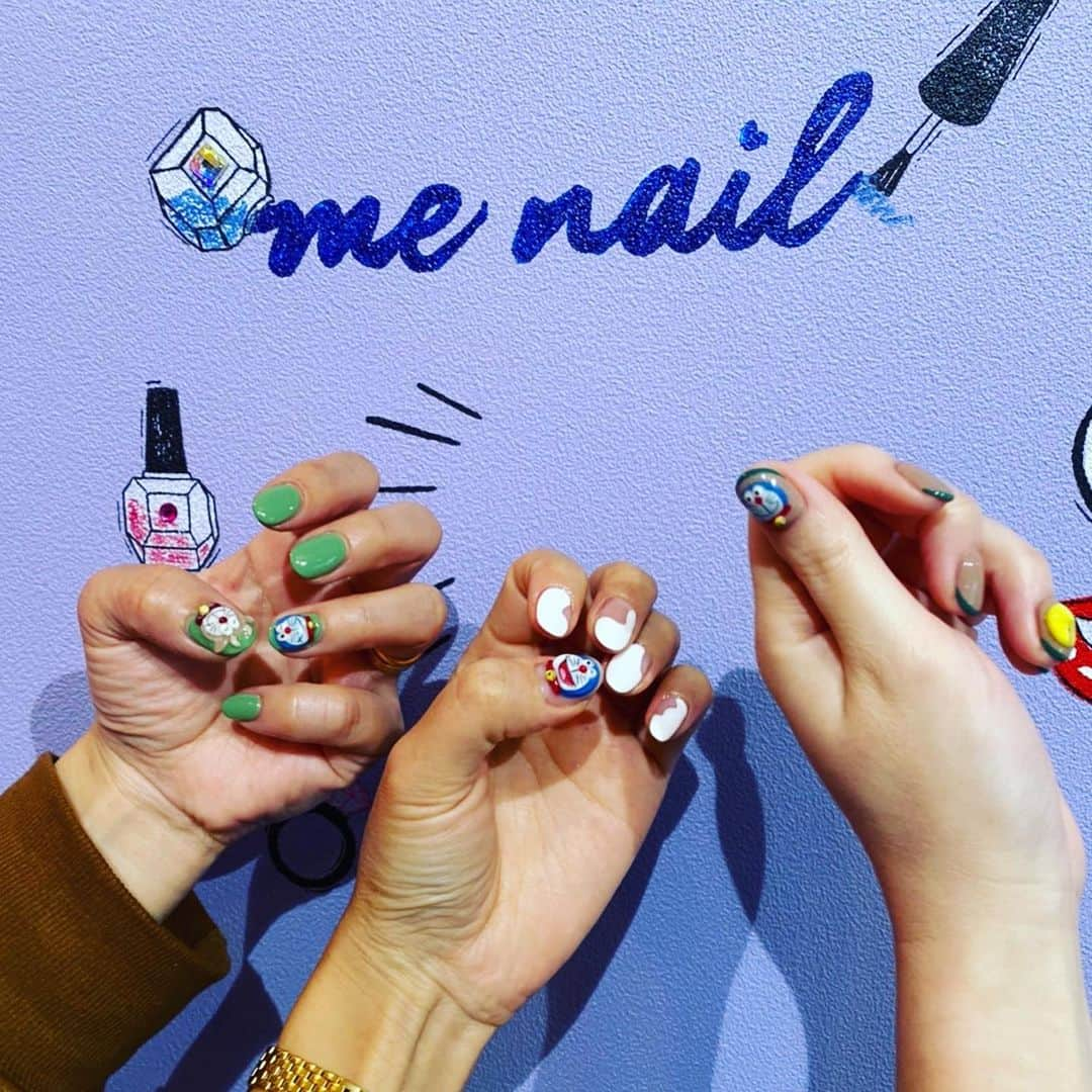 安村幸子さんのインスタグラム写真 - (安村幸子Instagram)「2021はじめのnail💅 最高に可愛いくオシャレに仕上げてもらいましたー♡ ＠menail オリジナルのドラえもんが可愛いすぎてGUCCI✖︎ドラえもんのショッパー風にっ✨ 右手は ＠menailの #マンスリーデザインからっ✨  この日nailが一緒だった @okuda_junko @ata_1026 も#ドラえもんネイル 💙  #menail #オシャレネイルサロン ＃ミィネイル #心斎橋」2月11日 13時00分 - sachiko.y.523