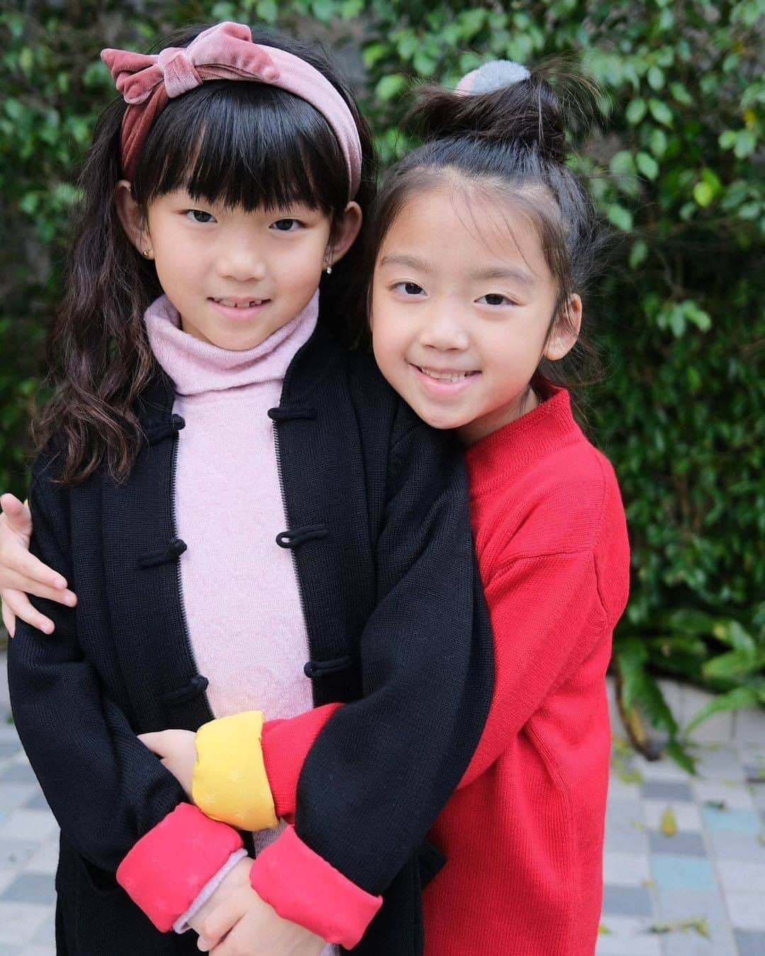 シャンハイタンさんのインスタグラム写真 - (シャンハイタンInstagram)「@amoebababy ’s daughters in Kids Wool Sweater (right) & Kids Wool Zip Cardigan (left)  #ShanghaiTang #滩海上 #CNYwithShanghaiTang #familylove💕」2月11日 13時02分 - shanghaitang