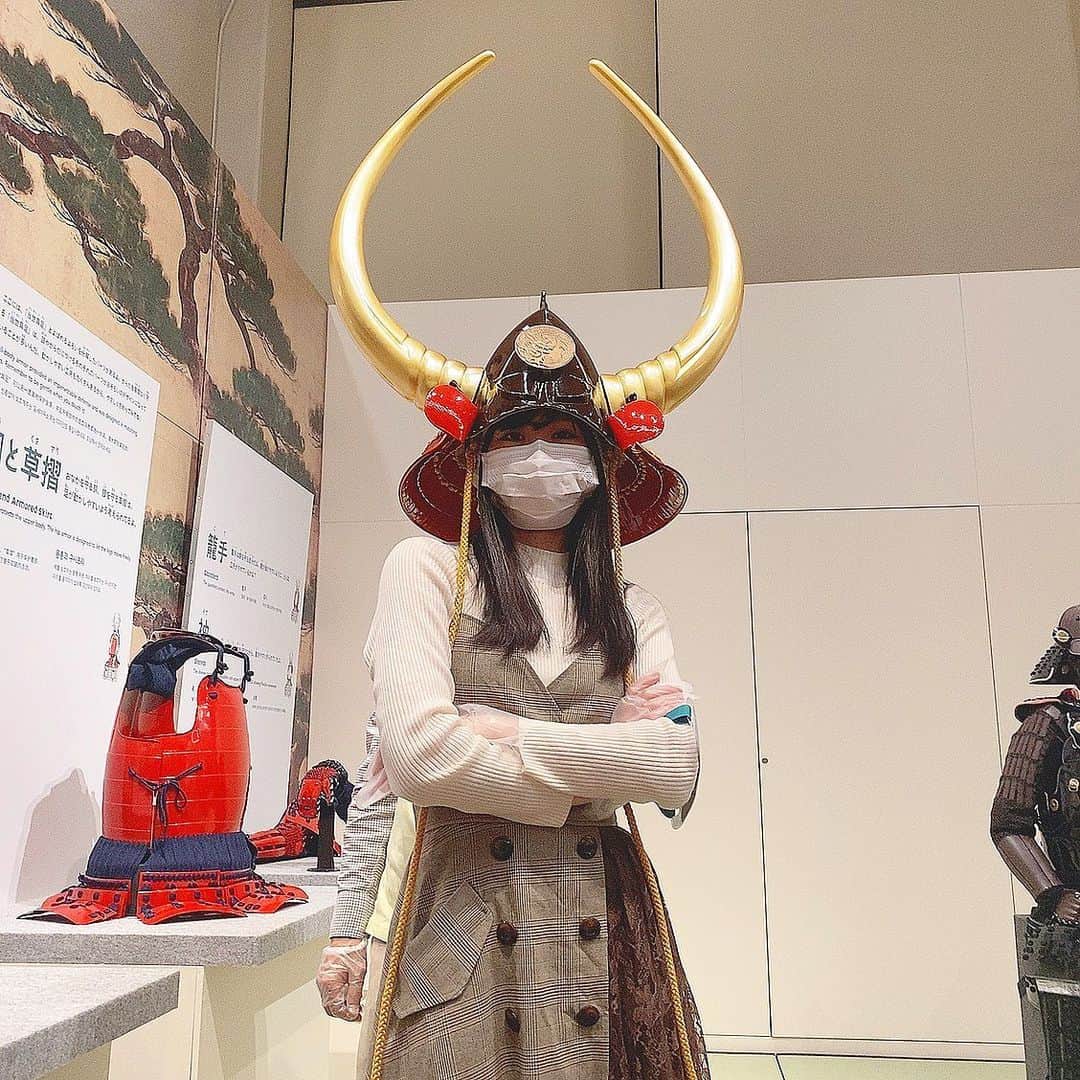 シュアン（施鈺萱）さんのインスタグラム写真 - (シュアン（施鈺萱）Instagram)「・ （中日併記）﻿ ﻿ 除夕快樂！🧨﻿ 前幾天到上野的 #東京國立博物館 走走☺️﻿ 東京國立博物館最近展出可以體驗日本文化的展位，﻿ 日本盔甲試穿、用印章做做看浮世繪、電腦繪圖硯箱。﻿ 又夠好玩😆﻿ 拿印章按壓浮世繪的時候，可能不小心按太大力，左邊整個掉漆🤣﻿ 但工作人員還說別有一番風味😂﻿ 但真的體會到浮世繪一層一層把顏料印上去的辛苦與細節😳﻿ 古代的人要慢慢一個版雕刻好、上色、配色等等，佩服！！﻿ 現在也有國立東京博物館的App﻿ 在家使用App也能體會浮世繪的製作方式等導覽喔☺️﻿ ﻿ 之後還可以上二樓看「真正的國寶」！！﻿ 走入日本藝術時空之旅☺️﻿ ﻿ 說起來慚愧，我是第一次來國立東京博物館，﻿ 只要1000日幣，可以體驗、又可以看日本歷史的藝術品國寶，而且收藏數非常多！可以待一個下午沈浸在藝術的世界☺️好值得💜﻿ 現在因為疫情，要是先預約喔。﻿ ﻿ *日本盔甲展出到2/7已結束。*東京國立博物館的展示品會更換，展示作品的情報可以去東京國立博物館網站確認喔！﻿ ﻿ ﻿ 然後請看📸第10張﻿ 大家有沒有覺得入口的樓梯似曾相識！！﻿ 是半澤直樹銀行的拍攝場景啊啊啊啊啊啊啊啊！﻿ 下樓梯時覺得超眼熟的😭😭😭﻿ 來看個藝術品也能沈浸日劇場景🥰﻿ 眼前出現半澤直樹跟大和田對峙的場景啦🤣﻿ ﻿ ﻿ 歡迎在日朋友來走走玩玩☺️﻿ 記得戴口罩注意身體健康喔☺️﻿ ﻿ ﻿ @JapanCulturalExpo﻿ #JapanCulturalexpo #ad #東京國立博物館 #東京國立博物館 #上野 #Japanculture #日本 ﻿ ﻿ ———————————﻿ ﻿ この前、上野の #東京国立博物館 に行って来た☺️﻿ 東京国立博物館は最近「まるごと体験！日本の文化」を展示！﻿ 甲冑着る体験、スタンプで浮世絵を体験、タッチ端末で八橋蒔絵螺鈿硯箱をデザイン。　﻿ 本当に楽しい😆🎵﻿ スタンプで #浮世絵 を作ったときに、力を入れ過ぎちゃって、左の方にぐちゃぐちゃになっちゃって😂でも逆に味があるよってスタッフさんに言われた笑﻿ でも本当に浮世絵の大変さ感じるよね😳素敵！﻿ いまは「トーハクなび」アプリで﻿ 家でも浮世絵の制作など、体験できるよ☺️﻿ 是非やってみてくださいね！﻿ ﻿ ﻿ あとは二階で本物の「国宝」を見れる！！﻿ 日本歴史の芸術の旅☺️﻿ ﻿ ﻿ 実は今回は初めて東京国立博物館に来たんだ。﻿ な、な、なんと1000円で色んな芸術品を見れて、体験もできる！本当に素敵！一日中居られます﻿ ☺️💜﻿ ﻿ いまはコロナの影響で事前にチケット購入や申請が必要。﻿ *よろいのコーナーは2/7まででした﻿ *東京国立博物館は展示替えがあるため、展示作品の情報については東京国立博物館のウェブサイトをご確認くださいね！！﻿ ﻿ ﻿ そして📸10枚目﻿ 見たことあると思ったら #半沢直樹 ドラマのロケ地！！！﻿ ドラマ大好きだから、すごく興奮した！！！😭😭😭﻿ 半沢直樹さんと大和田さんのシーンを目の前だー！🥰﻿ ﻿ ﻿ 是非コロナ落ち着いたら遊びに来てください﻿ 日本にいる方、是非コロナを気をつけながら、遊びに来てくださいね☺️﻿ ﻿ ﻿ @JapanCulturalExpo﻿ #JapanCulturalexpo #ad #東京國立博物館 #東京國立博物館 #上野 #Japanculture #日本」2月11日 13時04分 - ts_hsuan