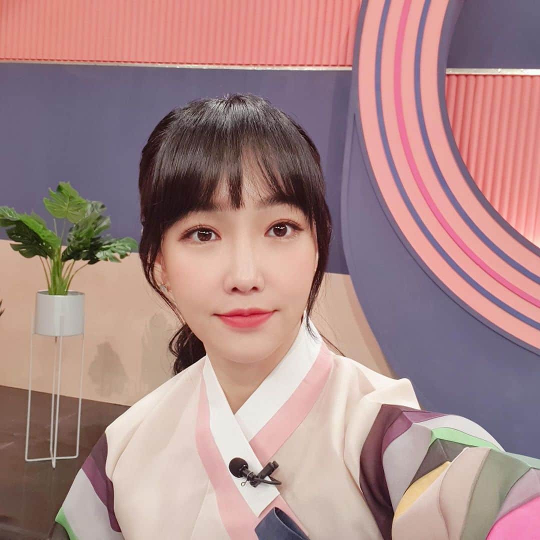 イ・ユリのインスタグラム：「새해 복 많이 받으세요 💕💕 맘편한카페 오늘 밤 8시50분! 편스토랑 내일만 밤 10시20분에 만나요 #이유리#새해복많이받으세요」