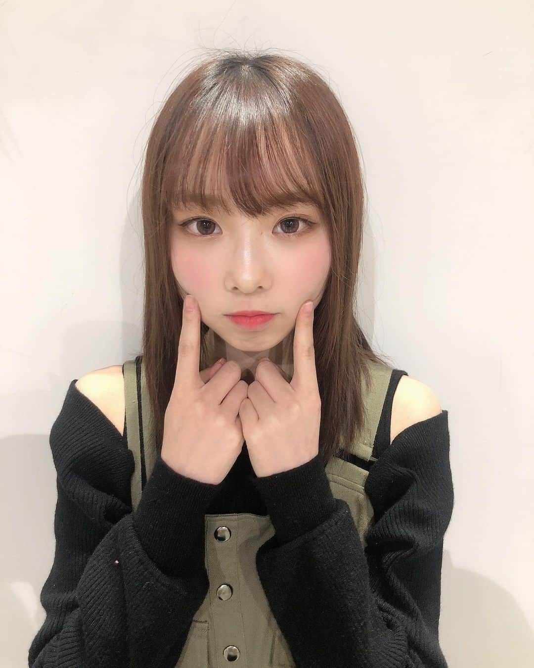 岡田梨奈のインスタグラム：「はい。 久々岡田。 最近気付いたら同じ様な服ばっか着てます。てかよくするこの表情なんなんでしょうね。どんな感情？？？ #akb48 #オンライン #お話し会 #おかりな #インスタ映えあきらめた #はー #ねむい #おかだ #りな #いえーい」