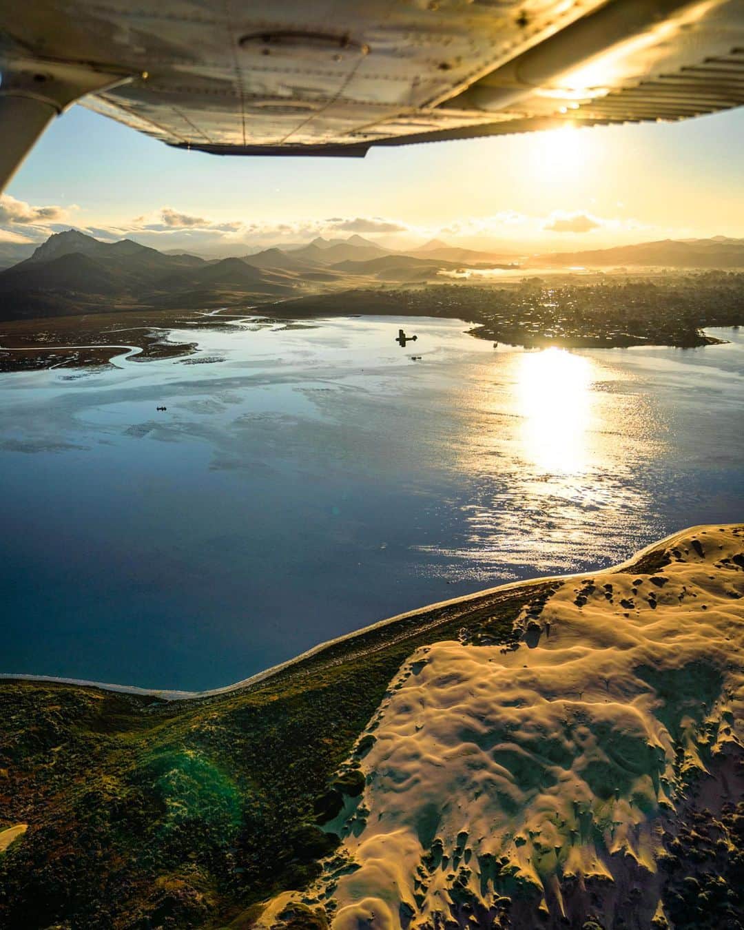 クリス・バーカードのインスタグラム：「I never envisioned falling in love with such an uncommon perspective. Truth is I never left the country, flew in a plane, or owned a passport until I was on my first assignment as a photographer in my early 20’s. What a wild ride those first few years of seeing the world became. It’s possible that the lack of experience I had in traveling made me ultra sensitive to what I felt and witnessed when I began to see what was actually out in the world. Every emotion was heightened. Flying, especially, left such deep impressions in my psyche. It was riveting, pure joy at the sight of simply “seeing” something different.   This image captured close to home was created during the filming of my Aerial Photogrpahy Workshop w/ @wildistco . Check it out.」