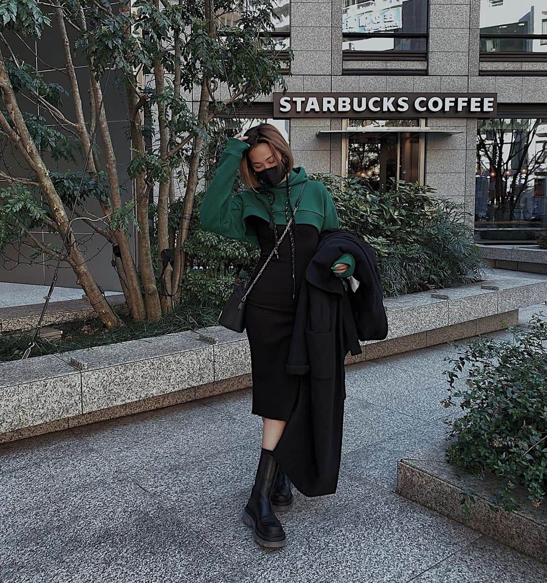 須田朱音のインスタグラム：「𝐆𝐫𝐞𝐞𝐧.﻿ ﻿ ﻿ 1番好きな色はグリーンです💚﻿ ﻿ 明るいグリーンが好きだけど、﻿ ﻿ 最近は原色グリーンが気分です。﻿ ﻿ ﻿ @un3d_official 展示会でも、﻿ ﻿ グリーン選んでた💚﻿ ﻿ ﻿ たまには、﻿ タイトワンピースを下に着てみたよん。﻿」