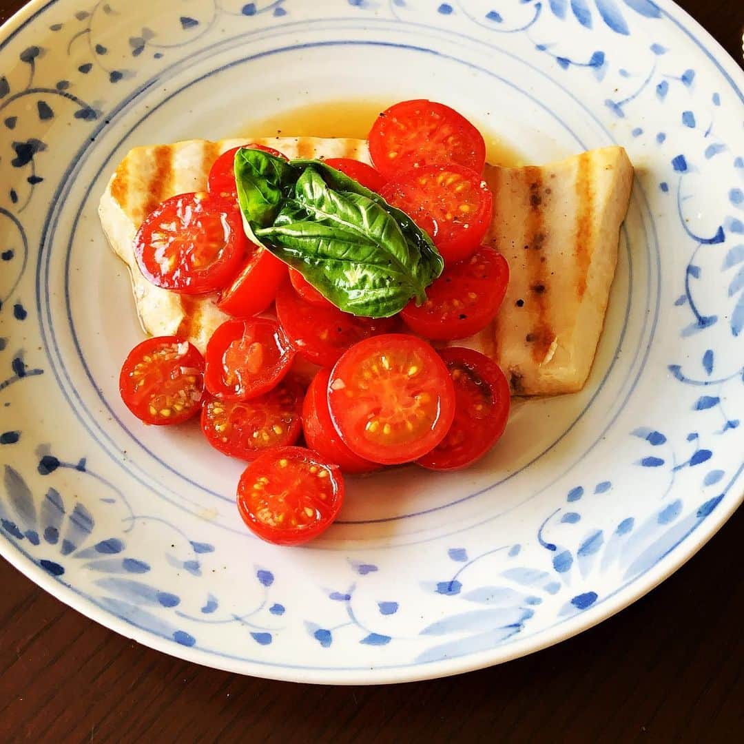 志摩有子さんのインスタグラム写真 - (志摩有子Instagram)「お昼はカジキマグロをグリルにしてミニトマトのマリネをソースがわりに。サラダとメインを一皿で。グリルパンのシマシマがいい感じ。  #カジキマグロ #マイヤーグリルパン  @meyerjapan_official」2月11日 13時20分 - ariko418