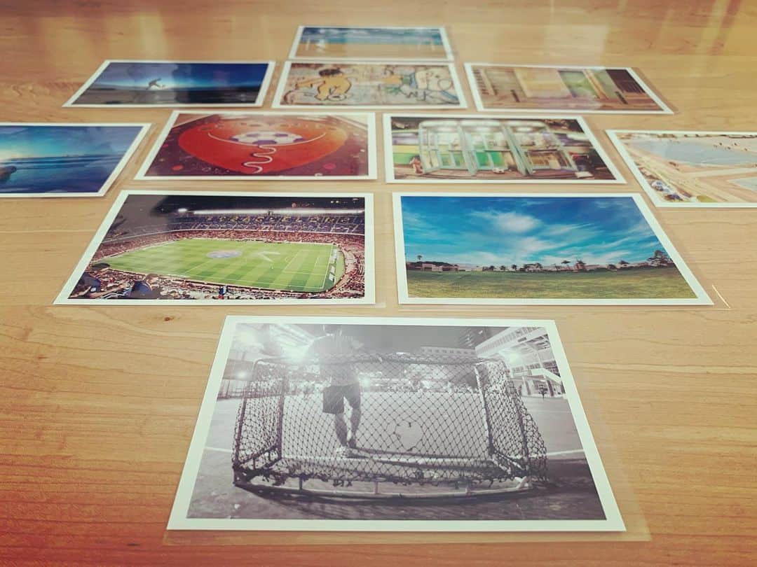 のインスタグラム：「@footartistjun くんから素敵なパスが届きました⚽️💨  11枚あったので、早速フォーメーション。  手書きで想いを綴ったり届けたりする事が少なくなってきているので、この素敵なポストカードに想いを乗せたパスを出そうと思います。  ジュンくん、想いを繋ぐよ🤝 ¡Muchas gracias!  #postcard  #footart #footartist #footartistjun」