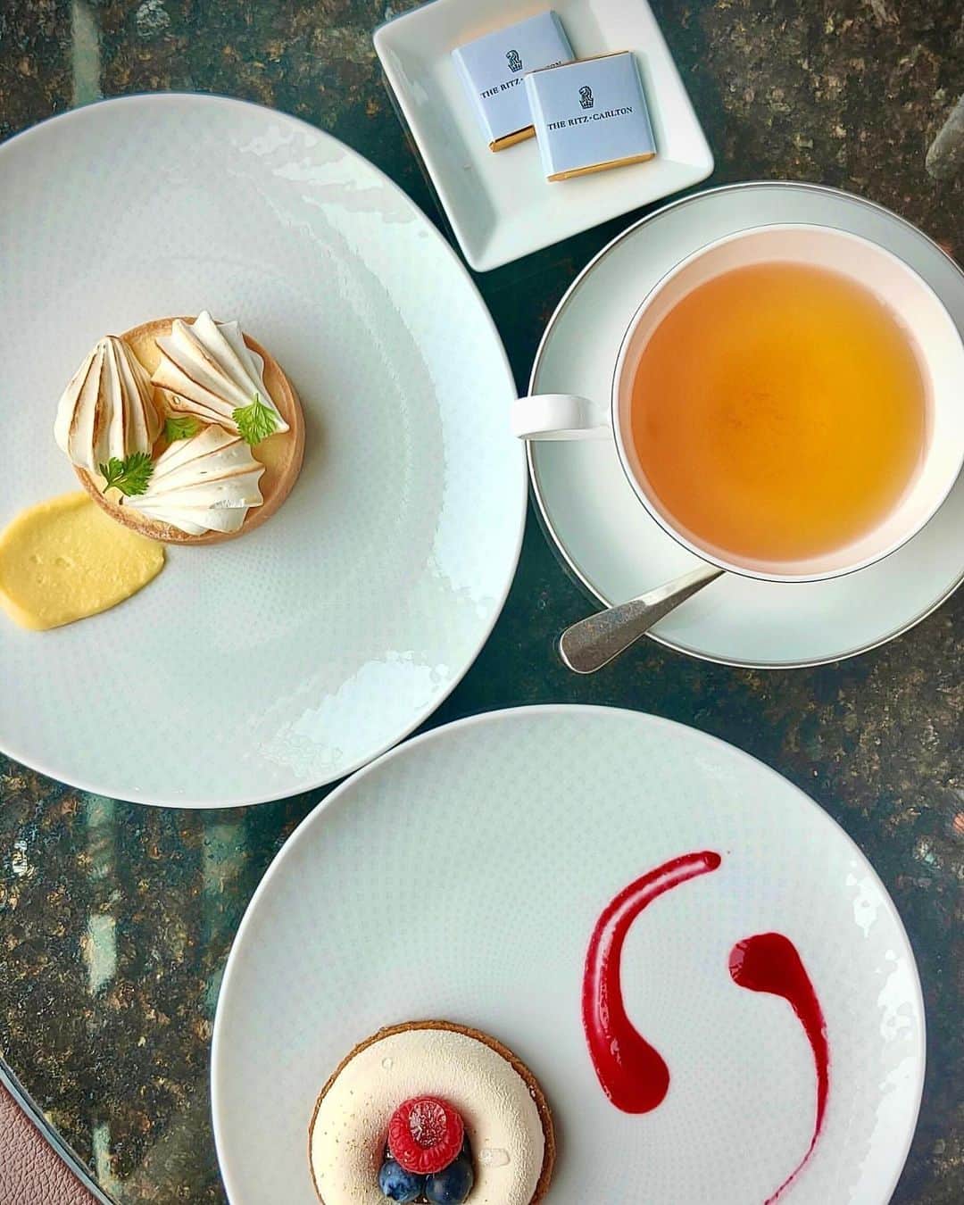The Ritz-Carlton, Tokyoのインスタグラム：「ザ・ロビーラウンジで過ごす優雅なひととき。Celebrate moments of luxury in The Lobby Lounge.﻿ -via @polex_shachiku  ﻿ #リッツカールトン東京 #RCTokyo #RitzCarltonTokyo #RCMemories」