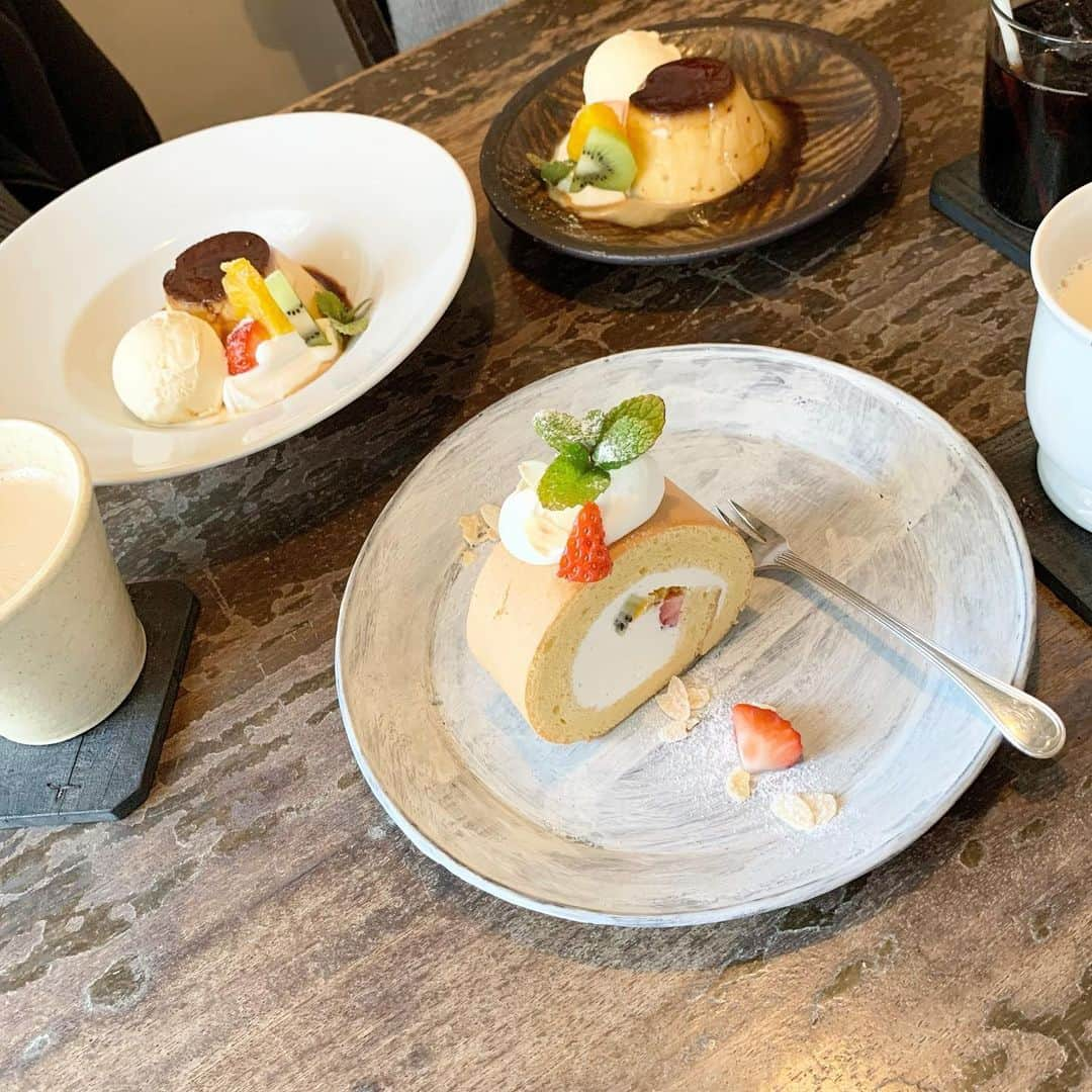 新谷奈々のインスタグラム：「☺︎  -＊ mado cafe ＊-﻿ ﻿  @madocafe_  ﻿ #cafe #岡崎カフェ  #おしゃれ #カフェ好きな人と繋がりたい #カフェスタグラム #おしゃれすきな人と繋がりたい #カフェ巡り #ロールケーキ #プリンアラモード #ほうじ茶ラテ #ショートヘア #ボーイッシュ #ジェンダーレス女子 #中性的 #ファッション」