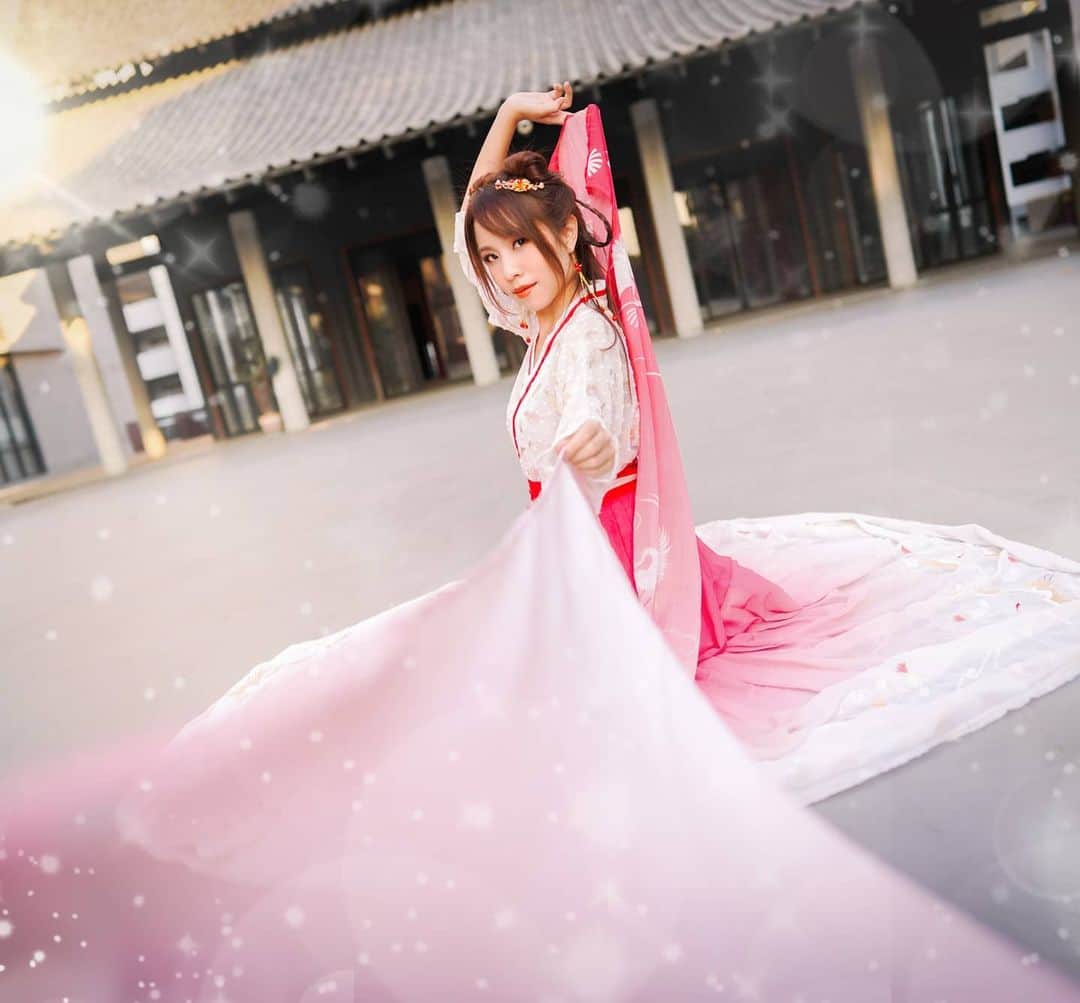 ビーム先生のインスタグラム：「สวัสดีวันไหว้ค่ะ Happy Lunar new year  #influencer #blogger #youtuber #thai #thaigirl #中国　#タイ　#インフルエンサー　#ブロガー　#ユーチューバー　#外国人　#タイ人　#タイ語　#บล็อกเกอร์ #ยูทูปเบอร์ #ไทย #ญี่ปุ่น #ภาษาญี่ปุ่น #ชุดจีนโบราณ #ชุดจีน #ฮั่นฝู #hanfu #ตรุษจีน #lunarnewyear」