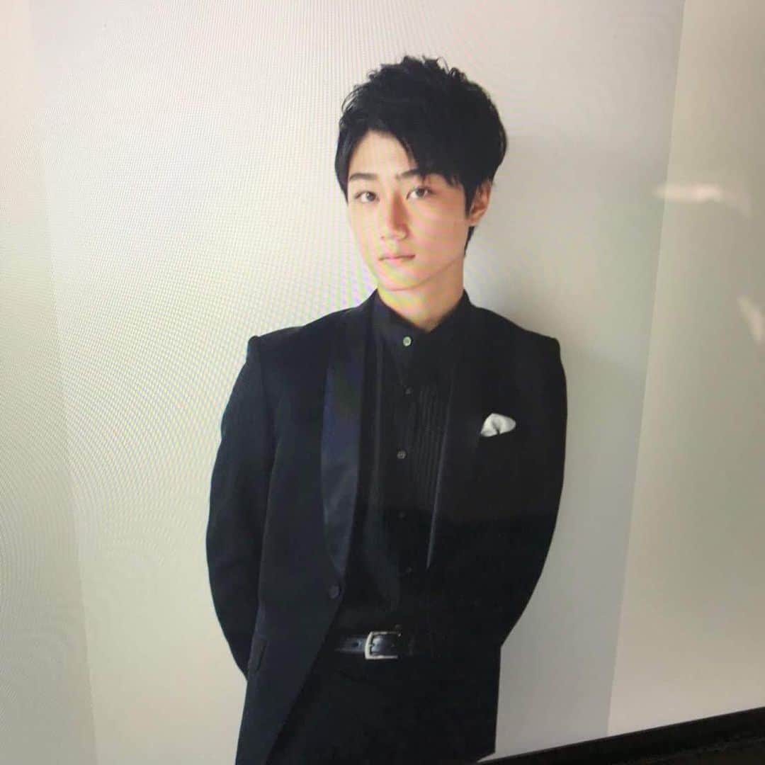 釜谷悠平のインスタグラム：「こんにちは！ お知らせです。 LINE VISIONの「そらぞら」というショートドラマに出演させていただきます！ 全12話ある内の5.6.7話に僕は出演します。 2月14日より配信スタートで、毎週日曜日更新です👍 LINE VISIONはLINE ニュースのところから見ることができます！ ぜひ見てね！  写真は2年前のavexの先輩方と一緒に撮影させていただいたa-booksという写真集のデータです😁 #そらぞら  #abooks」