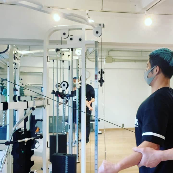 のインスタグラム：「先日も、 @personalbodylab_official  にて、 森口竜氏のパーソナルトレーニングっ！！ 👱🏽‍♂️🥊🥊🥊💪🏽 この日は、 胸と〆に肩をみっちりガッツリやりましたとさっ！ 👱🏽‍♂️🏋🏼‍♂️🏋🏼‍♂️🏋🏼‍♂️💪🏽 さて、 今日も夕方からパーソナルトレーニングに行って来ますっ！！  #tokyo #japan #gym #training #muscle #workout #トレーニング #筋トレ #筋肉 #脚 #肩 #スクワット#デッドリフト #ボディビル #フィジーク #マッチョ #スポーツ #パーソナルトレーニング #大胸筋 #背筋 #デッドリフト #外腹斜筋 #背中 #腕 #西麻布 #パーソナルボディラボ #personalbodylab #森口竜」