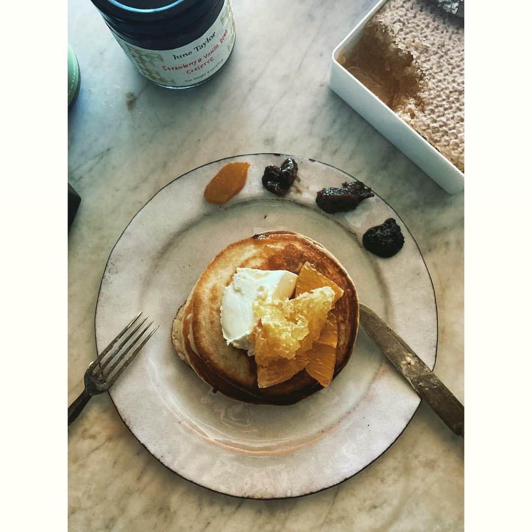 journaleatripのインスタグラム：「June Taylor jam morning  パンケーキ焼くといつもと変わらい朝でも 祝日感がでるなぁ。 昨日ジャムとメイプルシロップを頂いたので焼いてみる。  そういえばと 携帯を遡る。 Juneのjamを使った お料理コースとJune自身をご紹介したのは2013年だった。  果物ハーブの、選別、熟し加減のタイミング、煮詰め具合ぃ、イギリス人で母国を想いながらアメリカはバークレーで作り続けていたJune。ジャム作りを引退した彼女の最後のジャムが購入できるそう。 まだの方は西荻窪の、松庵文庫へ。」