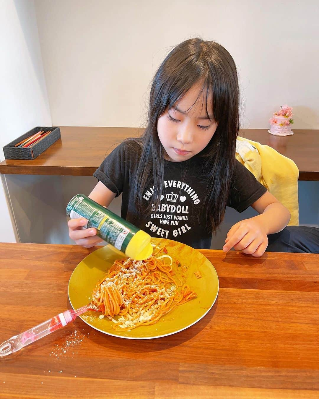 みきママさんのインスタグラム写真 - (みきママInstagram)「【リクエストのトマトスパゲティーです！！】  私「お昼は何が食べたい？」って聞いたら、  はる兄と杏ちゃん「トマトスパゲティーがいい！！」ってさ。  私のトマトスパゲティーは茹で鍋いらずで15分でできます。具を炒めて、水分多めのトマトソースを作ったら、そこに乾麺ごと入れて茹でます✨  茹で上がる頃にはスパゲティーが水分を吸ってちょうどいい状態になります！！スパゲティーに味が入って、めちゃうまです。  すると、杏ちゃん「ぎゃー」大泣きです。私が間違えてYouTubeを一時停止ではなく停止を押しちゃってね、観ていたクレヨンしんちゃんがどっかにいってしまって大号泣です。  抱っこして、背中ぽんぽんして、しばらくすると、杏ちゃん「トマトソースは粉チーズをかけると美味しいの❤️」ってさ。機嫌がよくなりました㊗️  すると、れんちび「うるさい❗️泣き虫❗️うざいんだよ❗️ブス❗️」思春期だな。言いたいだけだろ。  トマトスパゲティーをみんなペロリと完食しました❗️レシピは完食本に載っています✊  #みきママ #トマトスパゲティー　#完食本」2月11日 13時40分 - mikimama_official