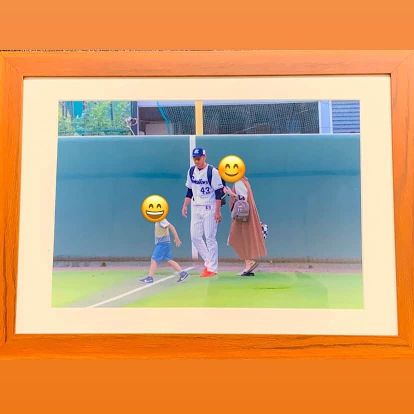 村中恭兵のインスタグラム：「あまり家族の写真を載せたりはしないのですが、嬉しかったので投稿させてもらいます❗️ ヤクルトのユニフォームで試合に行く最後の日だったと思うんですが額にわざわざ入れていただいて何枚かの写真もいただきました😊Instagramをやってるか分かりませんがこの場でお礼したいと思います。 本当にありがとうございます😌 今回栃木ゴールデンブレーブスでプレーすることになり、なんとか少しでも勇気づけられるプレーを出来る様に頑張りたいと思います❗️」
