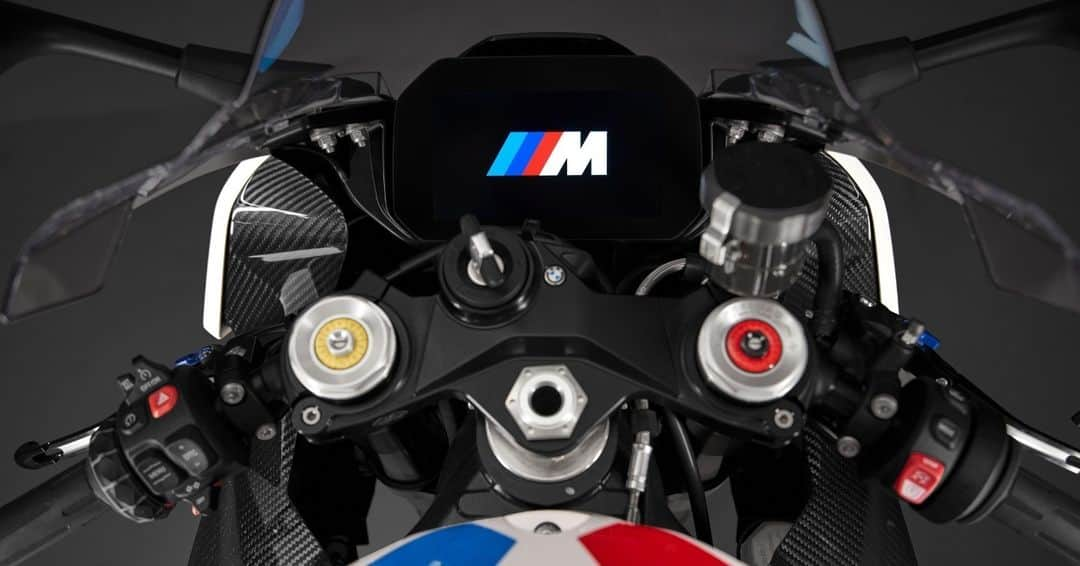 BMW Motorrad Japanさんのインスタグラム写真 - (BMW Motorrad JapanInstagram)「【M 1000 RR 鈴木大五郎氏解説】  ４輪Mモデルの持つ本物のスポーツマインド。そしてエレガントさを併せ持つM 1000 RRが登場。これまでもBMW MotorradにはM仕様というものが存在したが、イニシャルにMを冠したのはこのM 1000 RRが初となる、記念すべきマシンとなっている。  ベースとなるのはS 1000 RRであるが、よりサーキットにおける究極のパフォーマンスを発揮させるべく、あらゆる領域に手が入る。  単純なるパフォーマンスパーツやドレスアップパーツの装着ではなく、根本から手の入る妥協のなさ。エンジンの内部など、簡単に手出しの出来ない領域をファクトリーにてセットアップ済みとなる。  ピストンはより高圧縮を狙ったアルミ鍛造製で、フリクションロスを狙った2本リング仕様。チタン製コンロッドやナロータイプのロッカーアームの他、吸気ポートにも手が入りパワーをさらに上乗せ。  数値的には5馬力アップとなる212HPであり、レブリミットの引き上げは500rpm引き上げられた15100rpmとなる。数値上でのインパクトはさほど大きくないと感じられる方も少なくないと思われるが、この領域でのこのポテンシャルアップの恩恵は、ハードに走れば走るほど大きな違いとなってあらわれる。  ライバルをストレートで抜き去る。そして、そのまま引き離すという大きなアドバンテージを得ている。  ▼続きはこちらから https://www.bmw-motorrad.jp/ja/experience/rs-hub/rs-hub/features/m1000rr.html (上記リンクをコピーし、アドレスバーにペーストしてください)  #MakeLifeARide #BMWMotorrad #NeverStopChallenging #M1000RR #bmwbikes #bikejapan #bikeで #バイクが好きだ #バイクは楽しい #バイク旅 #ツーリング #バイク写真部」2月11日 13時45分 - bmwmotorradjapan