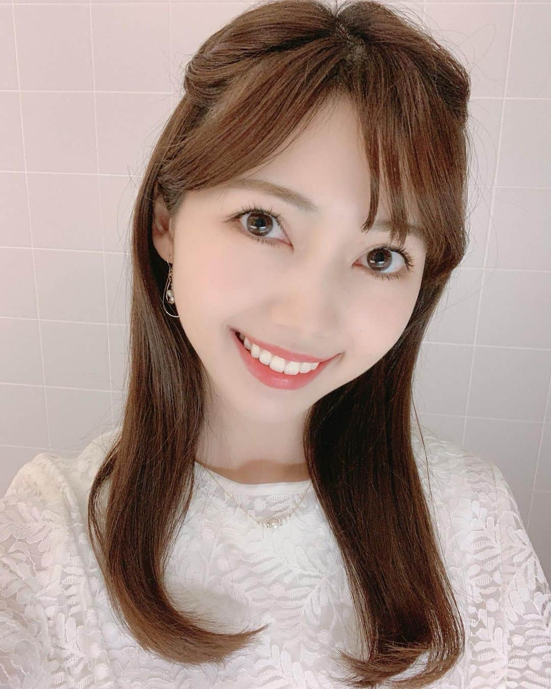 川又智菜美のインスタグラム：「祝日、おやすみの方が多いですかね？🌟﻿ 皆さんはどのように﻿ 過ごされていますか？😌✨﻿ ﻿ さて、この日は髪の毛を編んでもらいました☺️💕﻿ ﻿ 自分でもできたらなぁと思うのですが﻿ なかなか難しい😭😭😭﻿ ﻿ こう見ると前髪が伸びてきてますね🤭﻿ ちょっとくらい自分で切る技術も﻿ 身につけたいものです💦﻿ 挑戦してみようかな？✊﻿ ﻿ トップスのレースが可愛くて﻿ テンションあがりました💓﻿ @strawberry_fields_official ﻿」