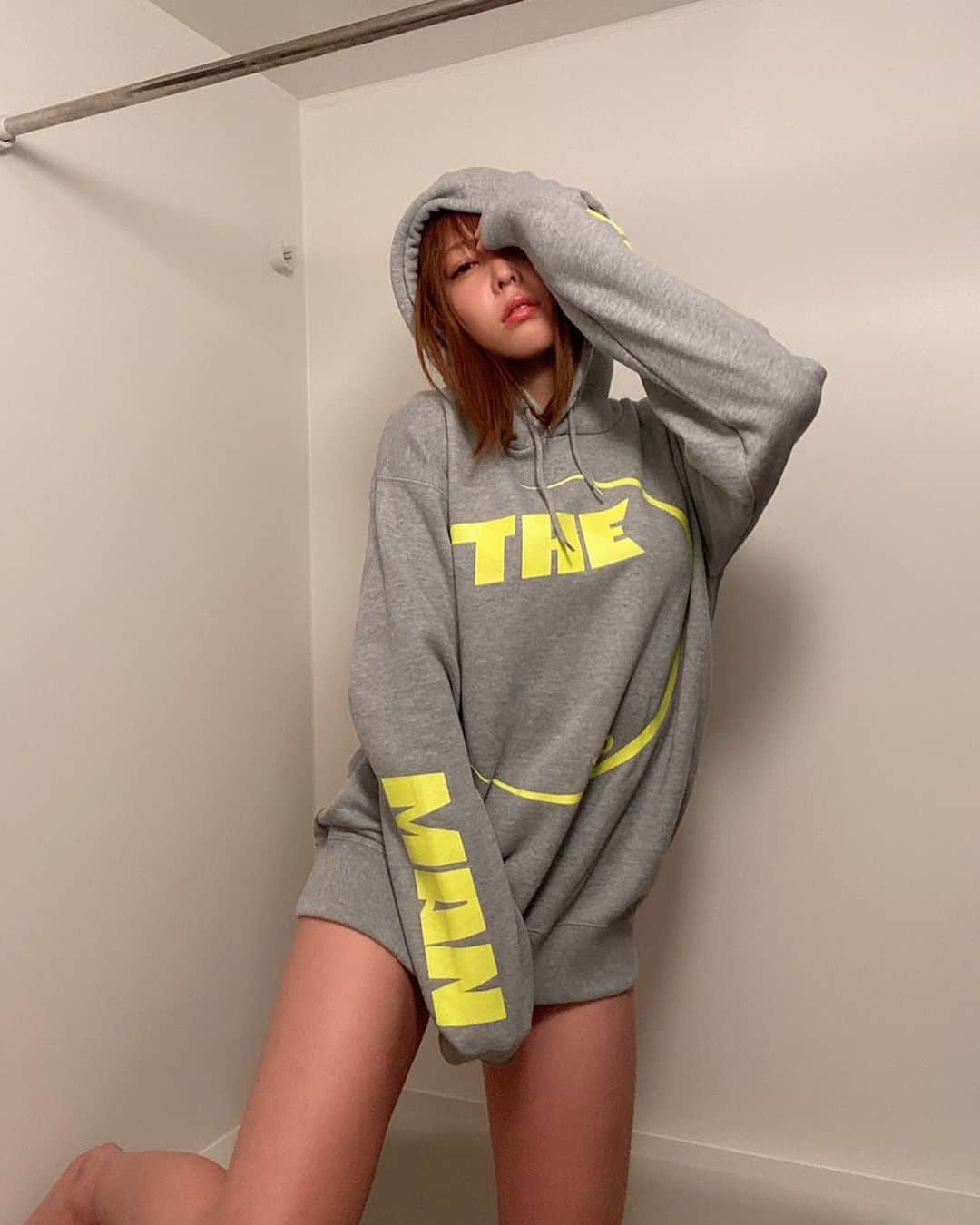 井手大介のインスタグラム：「しほみんの新たな写真の公開！ #themancavejp のオリジナルパーカーを着てくれたのは干物グラビアでお馴染み吉野七宝実さん。パーカーの受注受付は2／14までです。ご注文はお早めに！  https://themancavejp.base.shop/」