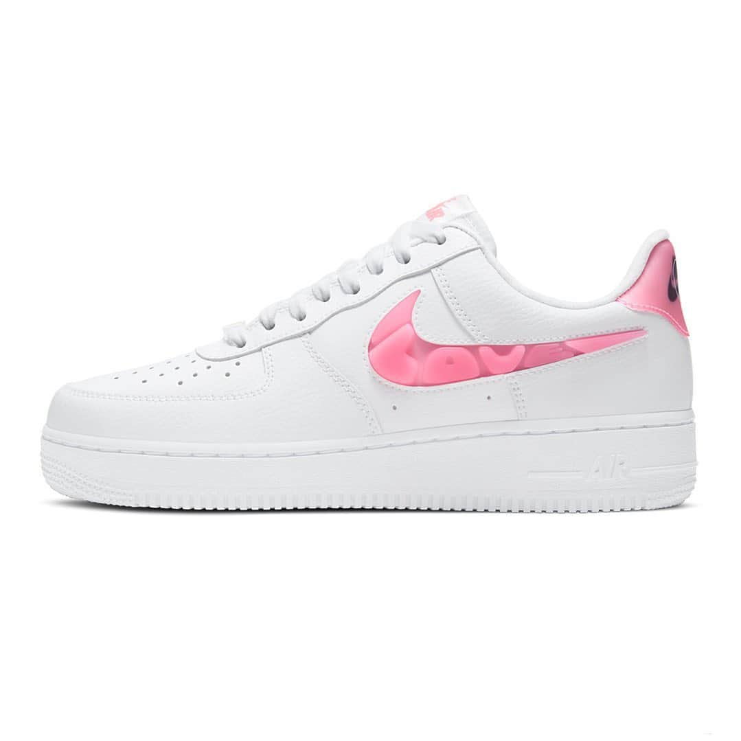 HYPEBEASTさんのインスタグラム写真 - (HYPEBEASTInstagram)「@hypebeastkicks: @nike’s Air Force 1 has now arrived in a “Love For All” style. Serving as a gentle promotion of peace and harmony, the shoe’s uppers come dressed in tumbled white leather, while text motifs with ’70s-style bubble letters are packed into each recessed Swoosh, with the lateral side reading “Love” while the medial side states “Love For All.” The heels also feature a black Nike Air graphics and a white heart outline, and the insoles promote a message of global unity with a clever graphic that flips standard garment care instructions. Expect it to arrive on the Nike webstore in the coming weeks for $110 USD.⁠⠀ Photo: Nike」2月11日 14時08分 - hypebeast