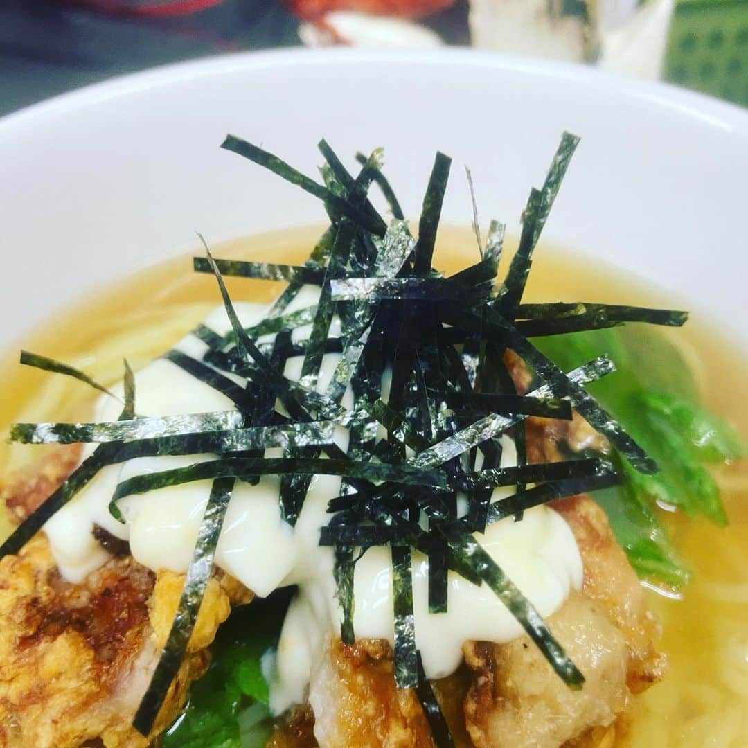 鶏魚 谷町さんのインスタグラム写真 - (鶏魚 谷町Instagram)「谷町4丁目駅すぐ！ がぶ飲み酒場“鶏魚”です🐓  昨日のアルバイトの賄いラーメン🍜 毎日作っていると普通のご飯は飽きてくるので、たまーに変な賄いを。  「鶏南蛮ラーメン」¥0  #鶏魚#谷4#谷町4丁目#谷町#貝#海鮮#牡蠣#飲み放題#セルフ飲み放題#利き酒#利き日本酒#日本酒#唐揚げ#飯テロ#酒テロ#煙草#タバコ#🚬#喫煙可能店#昼飲み#昼呑み#ラーメン#まかない#まかない飯」2月11日 14時01分 - toriuotanimati