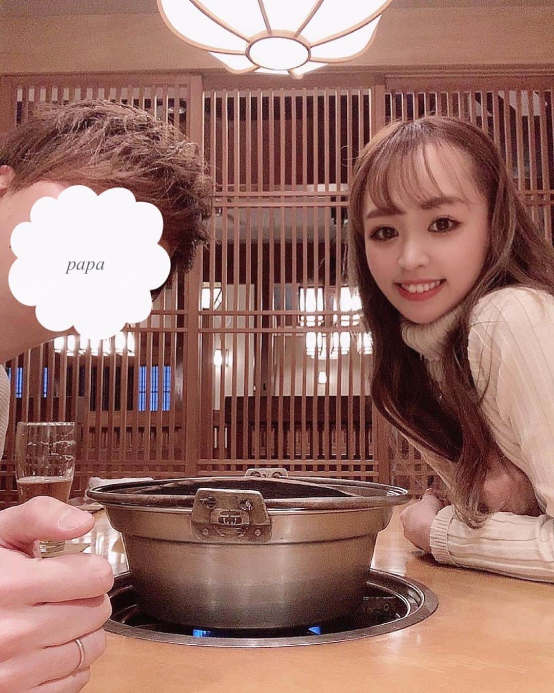 さっぴちゃんのインスタグラム：「... . 4ヶ月ぶりに2人でお出かけ( ˘ ³˘)♡♡ 暗くて画質が悪いけどなかなか撮らないので。 . 👨🏽とお買い物して蟹をしこたま食べた日🦀 美味しかった♡♡いつもありがとう𓂃𓈒𓏸 . 夫婦で少しだけでもゆっくり食べられるご飯は とても貴重なので、毎回嬉しいですね☺️♡♡ . 家に帰れば家のことや子ども達のことで やる事は沢山あって 毎度一気に現実に引き戻されてむしろ どっと疲れたりしますが☺️。 . なかなか取れない夫婦時間はとても大切(ˊᵕˋ)ˎˊ˗ . . ………………………………(♡)……………………………… .」