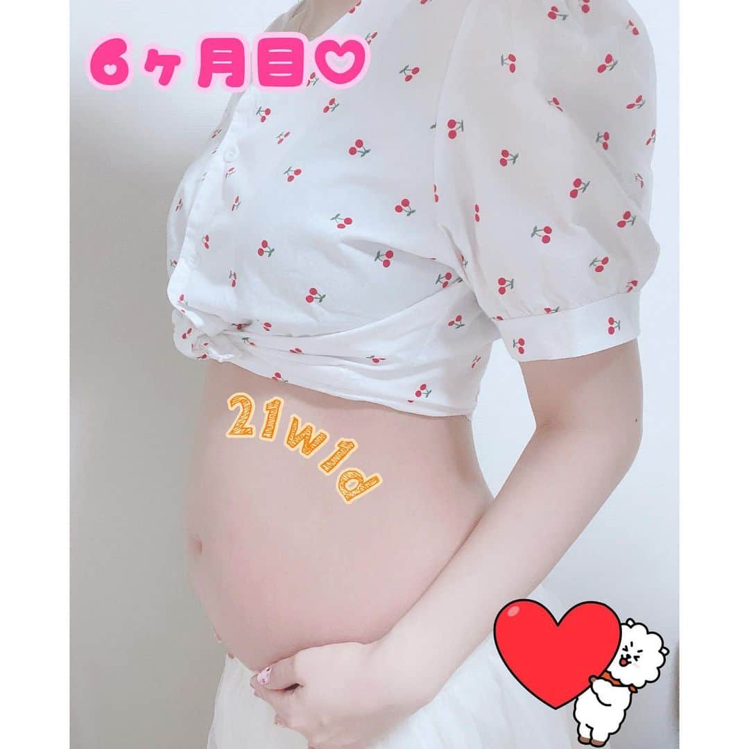 大本梨帆のインスタグラム：「【ご報告】 私事ではありますが昨年の12月に入籍を致しました💍✨ SNSでのご報告となり、また少しご報告遅れてしまいすみません…🙇‍♀️ そして6月には新しい家族が増えます👶🍼 安定期にも入り、つわりも収まって母子共に元気です😊💓 ここ数週間で胎動も感じ、お腹もぽっこりしてきて、より母親になる事を実感しております☺️✨ コロナ禍で今はなかなか会えませんが、いつか家族3人+1匹で皆さんと会える日を楽しみにしております❤️ #ママになります #マタニティライフ #プレママ #妊娠報告」