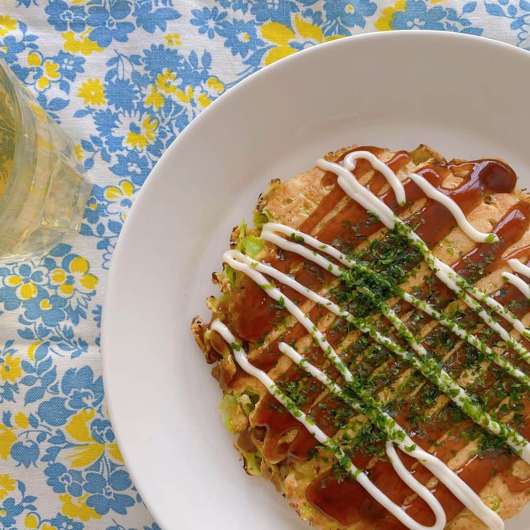 こまけいこのインスタグラム：「お昼ごはん。  昨日キャベツを切り過ぎたので残りでお好み焼き。  粉はオートミールを粉砕したものを使っています。  オートミールお好み焼き オートミール30g キャベツ 卵1個 顆粒だし 水 お好み焼きソース マヨネーズ 青のり  オートミールはブレンダー で粉砕するので大粒のロールドオーツを使用。 粉はキャベツのつなぎ程度で少なめかなと思いますが焼いててみたらちょうど良かったです。  テフロン加工のフライパンで油不使用。  味は普通のお好み焼きとほとんど変わらないです。 ふんわりさせるのに山芋入れてもいいかも。  カロリー約255kcal 普通のお好み焼き545kcal  カロリーは約半分です。  今日は一日外にも出ないでほとんど動かないので摂取カロリー控えめに。  作りたいお菓子がいろいろあるけどなんとなくやる気出ず。 ダラダラしたまま午後になってしまった。  #オートミール　#オートミールレシピ　#お好み焼き　#ゆるダイエット　#ヘルシーレシピ」