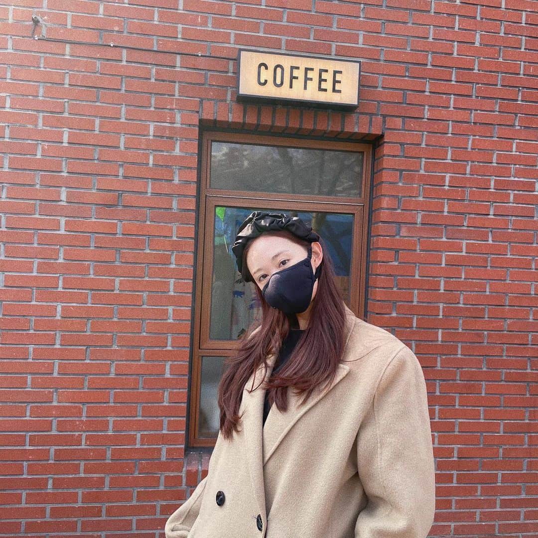 イユエリンのインスタグラム：「행복한 설연휴 되세요🖤읏짜읏쨔읏짜자」