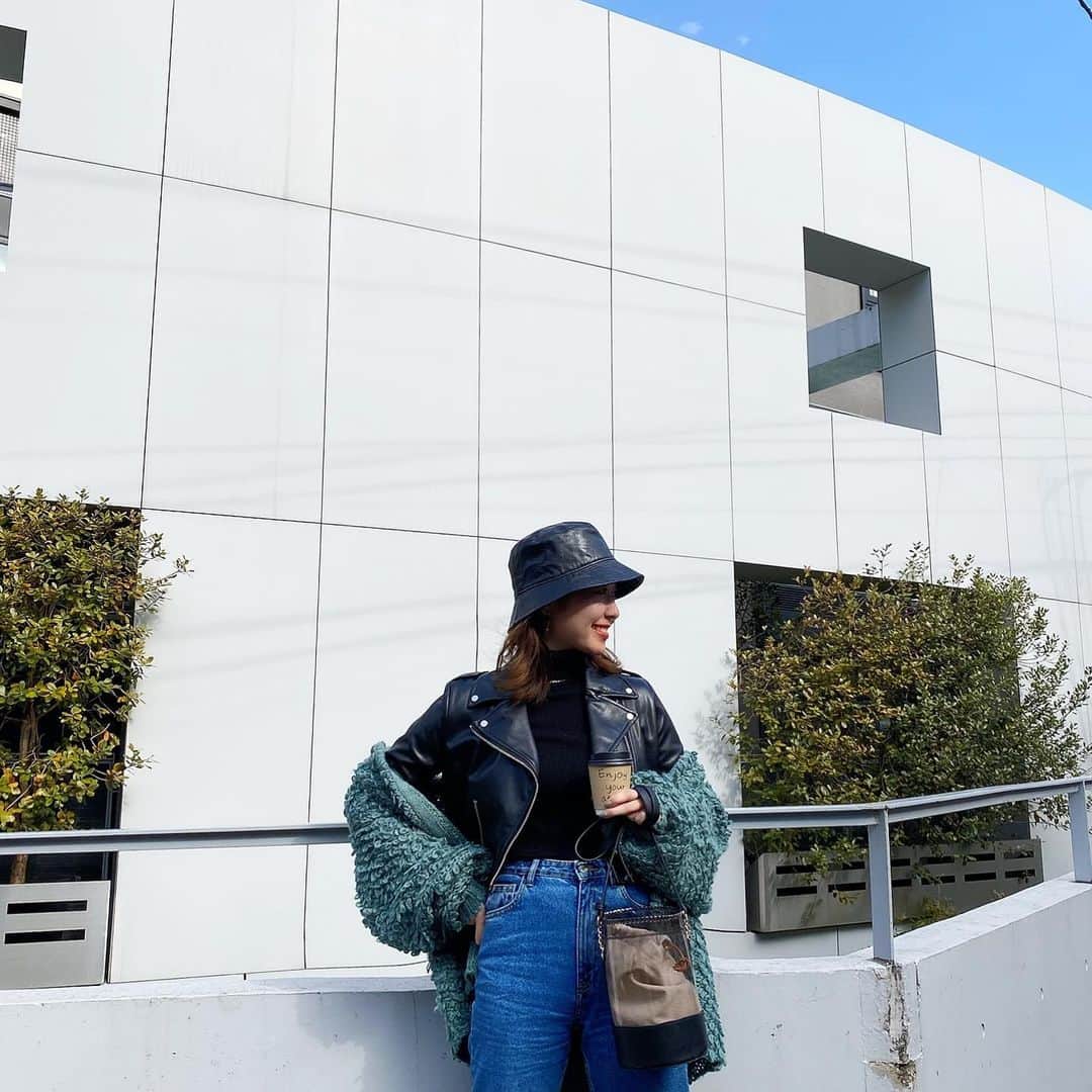 ikeda chizuruのインスタグラム：「なんてことない日のコーデ✌️﻿ このグリーンのカーディガンが﻿ お気に入り過ぎるのよ！♡﻿ ﻿ オフィス内でもお部屋でも、﻿ ちょっとそこまで！でも車でも◎﻿ 優秀なカーディガン😊﻿ ﻿ 毎年、めっちゃ人気のライダースは﻿ コンパクトで柔らかいから﻿ 重ね着しやすくてオススメ✔︎﻿ ﻿ 私、ライダース✖︎羽織のスタイル﻿ 毎年春になったらやってない？🤣笑﻿ ﻿ 詳細は👇﻿ knit @uniqlo #UNIQLO﻿ denim @topshop #topshop﻿ riders jacket @mercuryduo_com﻿ knit jacket @mercuryduo_co﻿ acc @dior #dior﻿ shoeses @puma #puma﻿ ﻿ ﻿ MERCURYDUOのアイテムは、﻿ 10%OFFクーポン【MS_03842】﻿ 使えるからぜひ使ってね〜〜☺️﻿ —————————————————﻿ アイテム詳細は @mercuryduo_chizuru ﻿ TOPのURLからチェックしてね✔ ✔」