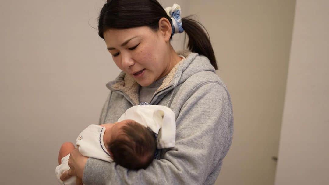 横峯さくらのインスタグラム：「母子ともに無事退院することができました😊 コロナ禍での出産だったので、夫とは入院中会うこともできないし、出産にも立ち会ってもらうこともできませんでした。 コロナ禍で大変な状況の中でも、先生や助産師さんが親身に色々教えてくださったり、声をかけてもらえたことで不安な中でも頑張ることができました💪本当に感謝です🍀  先生が1ヶ月したらトレーニングを徐々に始めても大丈夫と言ってくださったので今はゆっくり休んで身体を回復させます☺️  #出産 #産後 #子ども #無事 #退院 #病院 #先生 #復帰 #トレーニング #ゴルフ #女子ゴルフ #コロナ禍 #助産師 #感謝 #横峯さくら」