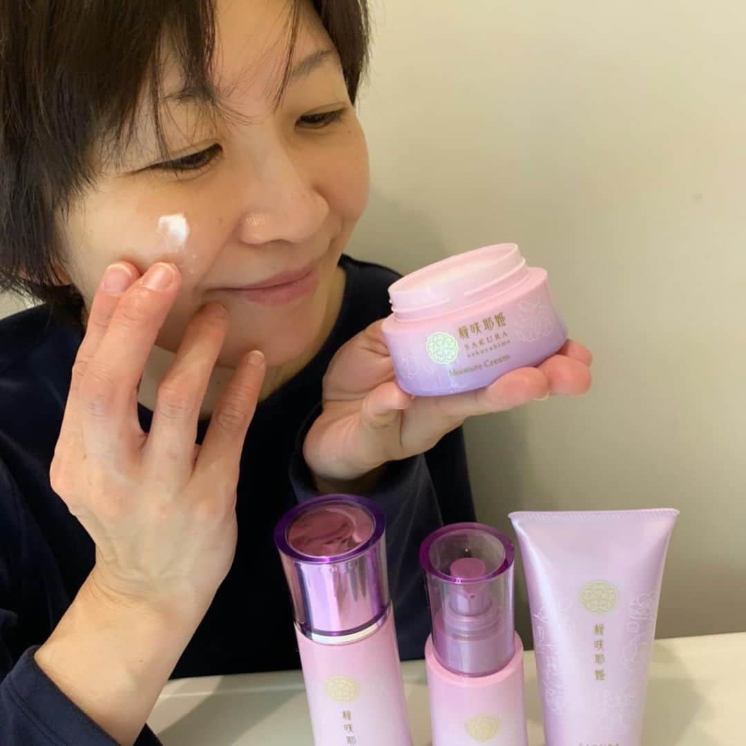 ayakonbubuさんのインスタグラム写真 - (ayakonbubuInstagram)「見て🌸この可愛らしいパッケージの化粧品たち❤️ 「桜咲耶」 ホットクレンジングジェル、洗顔リキッド・化粧水・クリームの4点セットを試してみたよ️‼️ 桜のアロマ化粧品で、めちゃくちゃいい香りがする🌸 香りに癒される🌸  入ってる箱も凝ってる！！️ クレンジング、いつもの化粧はちゃんと落ちたよ。 その後　泡立ちいい洗顔で洗うと、さっぱり。 クレンジングも洗顔も泡ぎれいいしすぐ洗い終わるのもいい！ 化粧水は水っぽいテクスチャー、さっぱりしてるけどしっかり保湿されてる感じ、 クリームはベタベタしすぎず伸びがいい❤️ 塗って数時間後も触ると　もっちり🥰👌 なんてったって香りでリラックスできるのがいい🌸 桜の香り大好き💕 春がまちどぉしい️❤️  低温真空抽出法で桜本来の香りを楽しめるんだって️‼️ アロマの専門家が監修、花びら250枚から1滴の希少な桜のエキス🤔🤔🤔 姫神話の木花之開耶姫（このはなさくやひめ）にちなんでネーミングしてるんだって❤️ (合成香料、合成着色料無添加　パラベン、石油系界面活性剤不使用)  #PR　#桜咲耶姫　#さくらさくやひめ　#桜　#アロマ　#コスメ　#メイク落としジェル　#洗顔フォーム　#保湿化粧水　#保湿クリーム　#美姫肌」2月11日 14時13分 - ayakonbubu