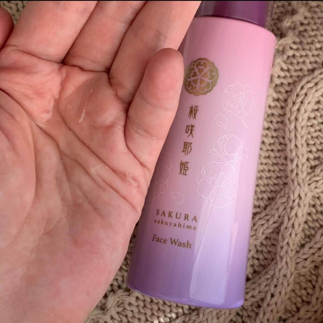 ayakonbubuさんのインスタグラム写真 - (ayakonbubuInstagram)「見て🌸この可愛らしいパッケージの化粧品たち❤️ 「桜咲耶」 ホットクレンジングジェル、洗顔リキッド・化粧水・クリームの4点セットを試してみたよ️‼️ 桜のアロマ化粧品で、めちゃくちゃいい香りがする🌸 香りに癒される🌸  入ってる箱も凝ってる！！️ クレンジング、いつもの化粧はちゃんと落ちたよ。 その後　泡立ちいい洗顔で洗うと、さっぱり。 クレンジングも洗顔も泡ぎれいいしすぐ洗い終わるのもいい！ 化粧水は水っぽいテクスチャー、さっぱりしてるけどしっかり保湿されてる感じ、 クリームはベタベタしすぎず伸びがいい❤️ 塗って数時間後も触ると　もっちり🥰👌 なんてったって香りでリラックスできるのがいい🌸 桜の香り大好き💕 春がまちどぉしい️❤️  低温真空抽出法で桜本来の香りを楽しめるんだって️‼️ アロマの専門家が監修、花びら250枚から1滴の希少な桜のエキス🤔🤔🤔 姫神話の木花之開耶姫（このはなさくやひめ）にちなんでネーミングしてるんだって❤️ (合成香料、合成着色料無添加　パラベン、石油系界面活性剤不使用)  #PR　#桜咲耶姫　#さくらさくやひめ　#桜　#アロマ　#コスメ　#メイク落としジェル　#洗顔フォーム　#保湿化粧水　#保湿クリーム　#美姫肌」2月11日 14時13分 - ayakonbubu