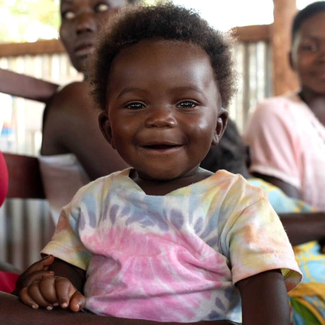unicefさんのインスタグラム写真 - (unicefInstagram)「Six-month-old Ruka is all smiles as she patiently waits for her routine vaccines in South Sudan.⠀ ⠀ Through COVID-19, many parents are doing everything they can to make sure their children get their shots. They’ve seen what preventable diseases like #tetanus, #polio and #measles can do, and will stop at nothing to ensure their children are protected.⠀ ⠀ Every year, UNICEF reaches more than half of the world’s children with life-saving vaccines.⠀ ⠀ #VaccinesWork  © UNICEF/UN0372536/Ryeng」2月11日 14時15分 - unicef